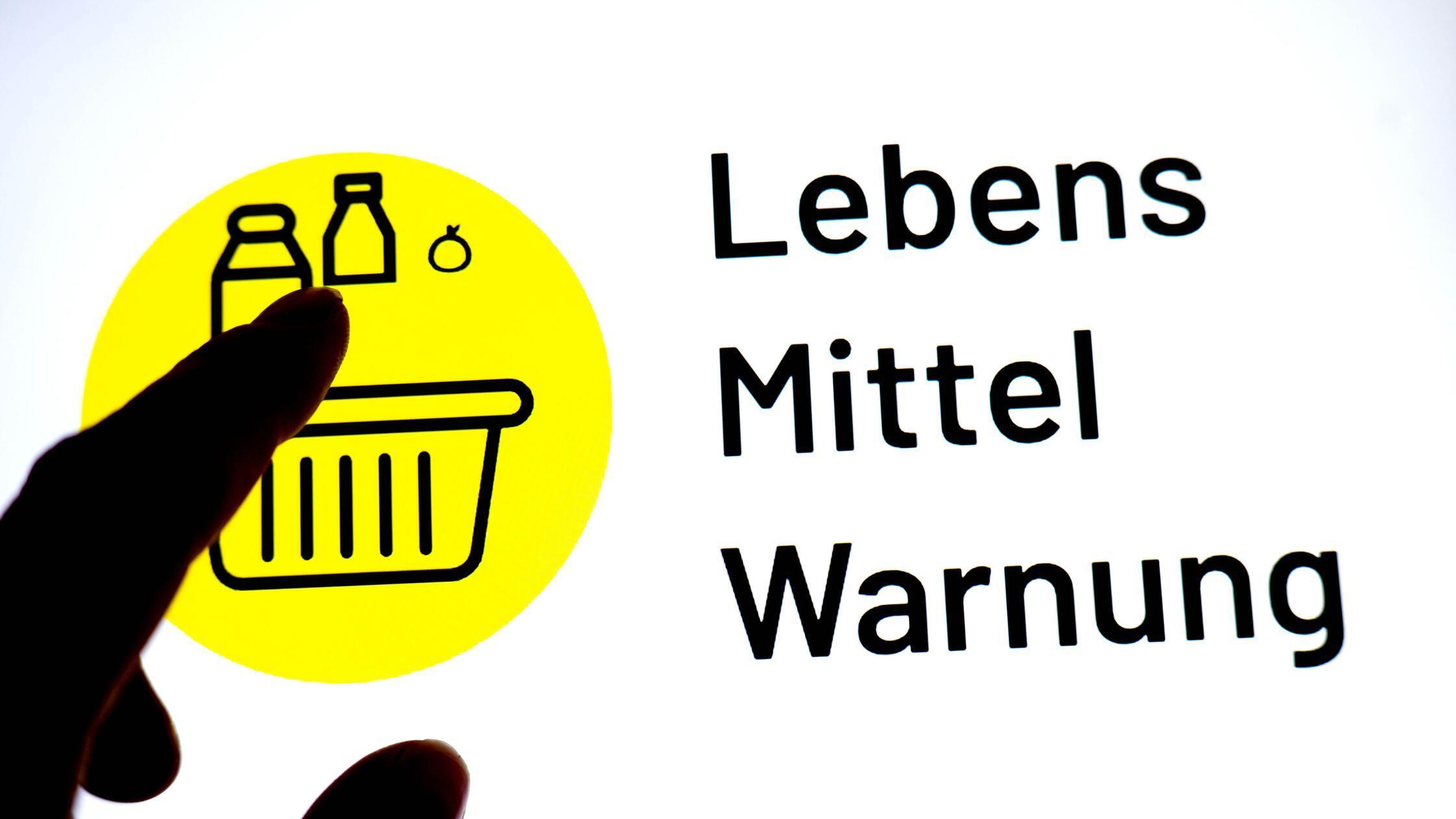 Eine Person hält einen Finger vor einen Monitor, a