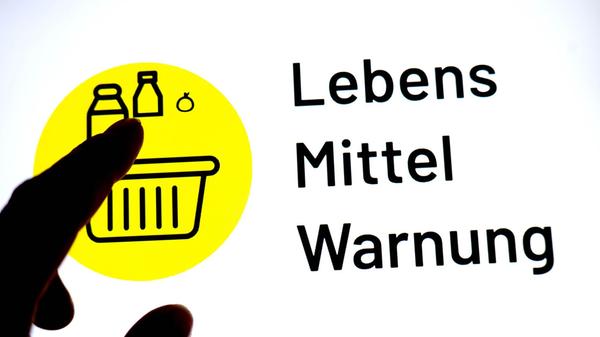 Eine Person hält einen Finger vor einen Monitor, a