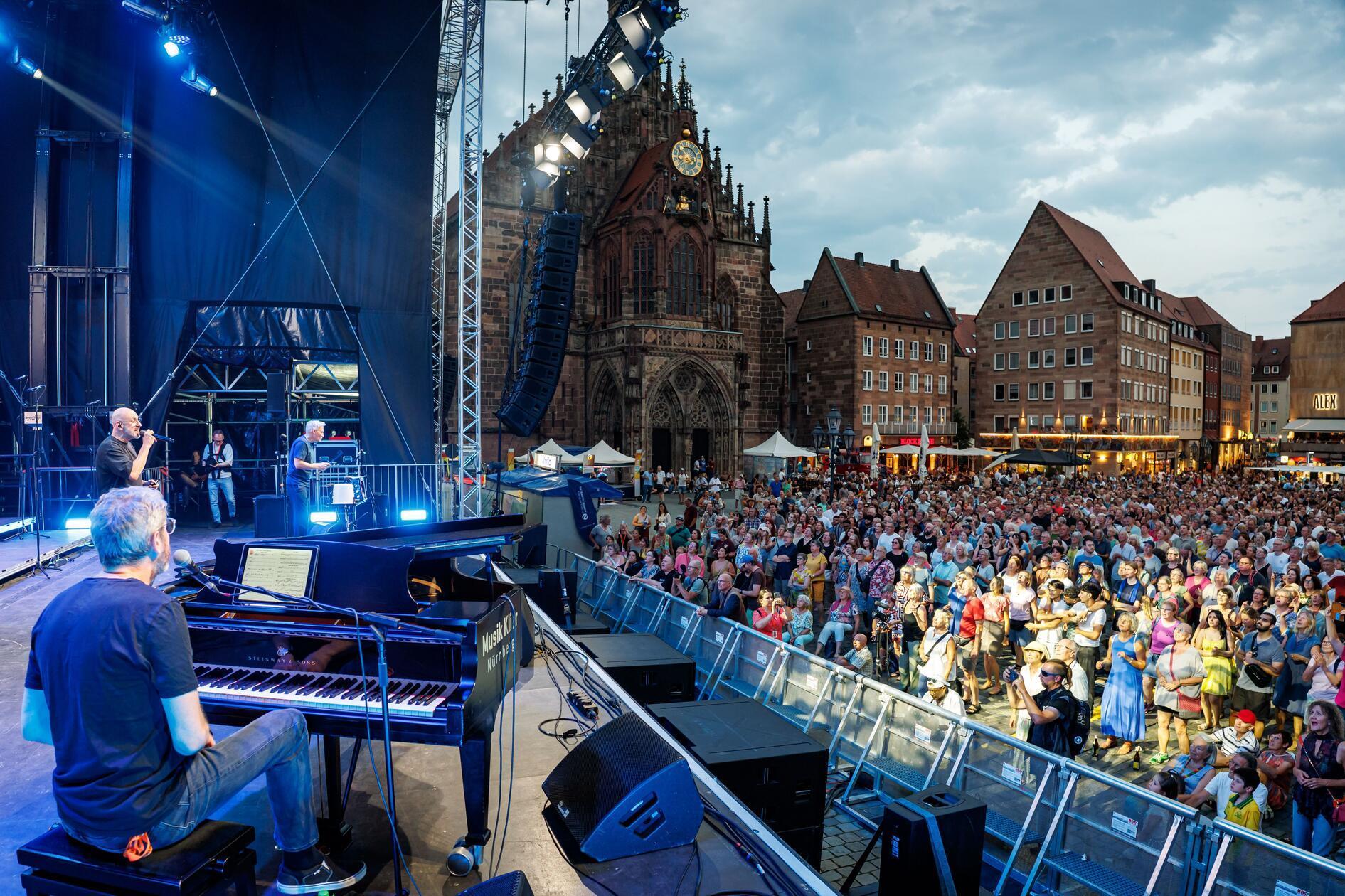Die Band "Sing dela Sing", mit den Musikern Cem Arnold Süzer (l), Gunter Papperitz (v) und Bela Brauckmann, bot zum Auftakt auf der Bühne am Hauptmarkt ein interaktives Mitmach-Konzert.