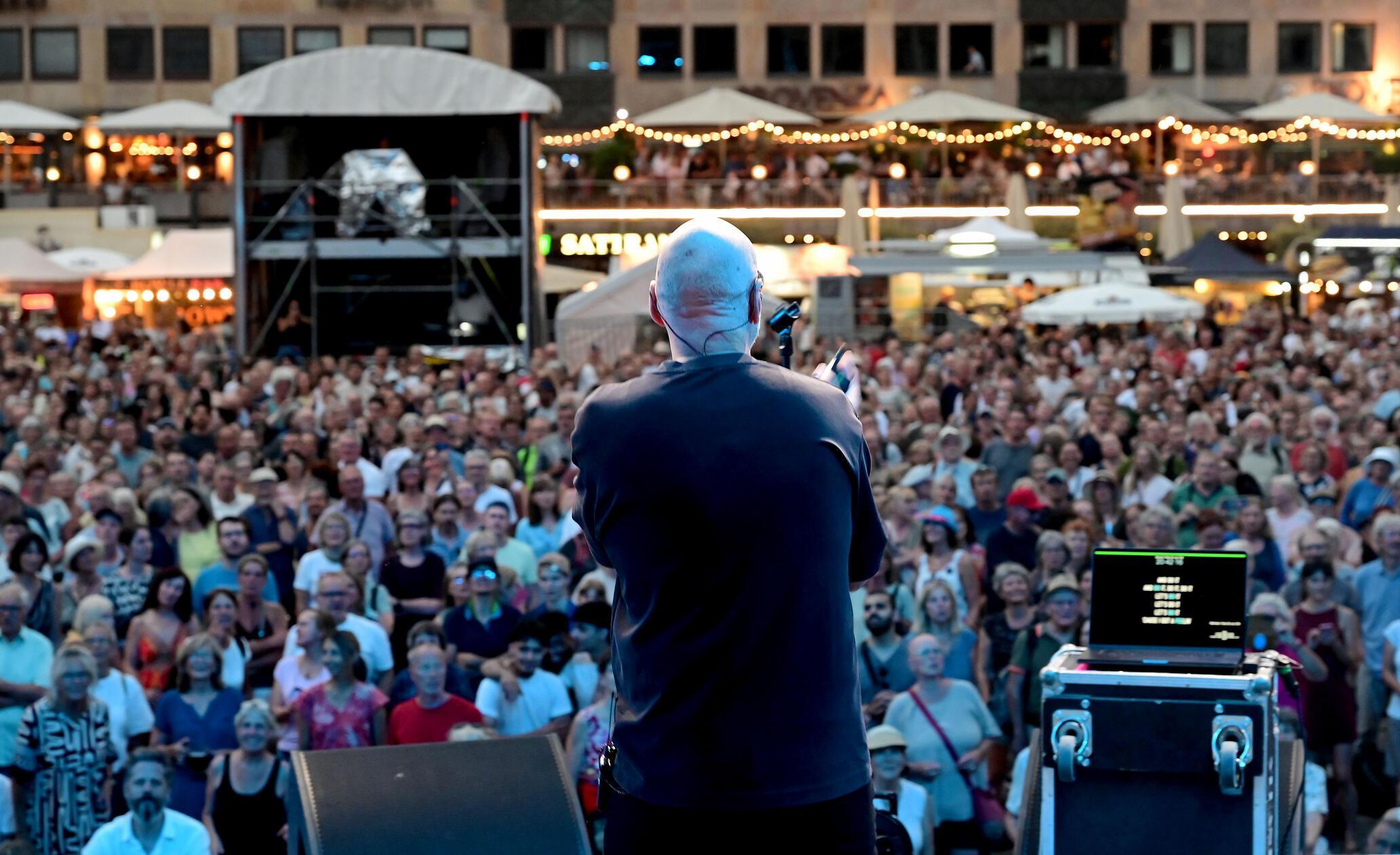 Das Publikum sang zusammen mit den Musikern bekannte Pop- und Rockhits. 