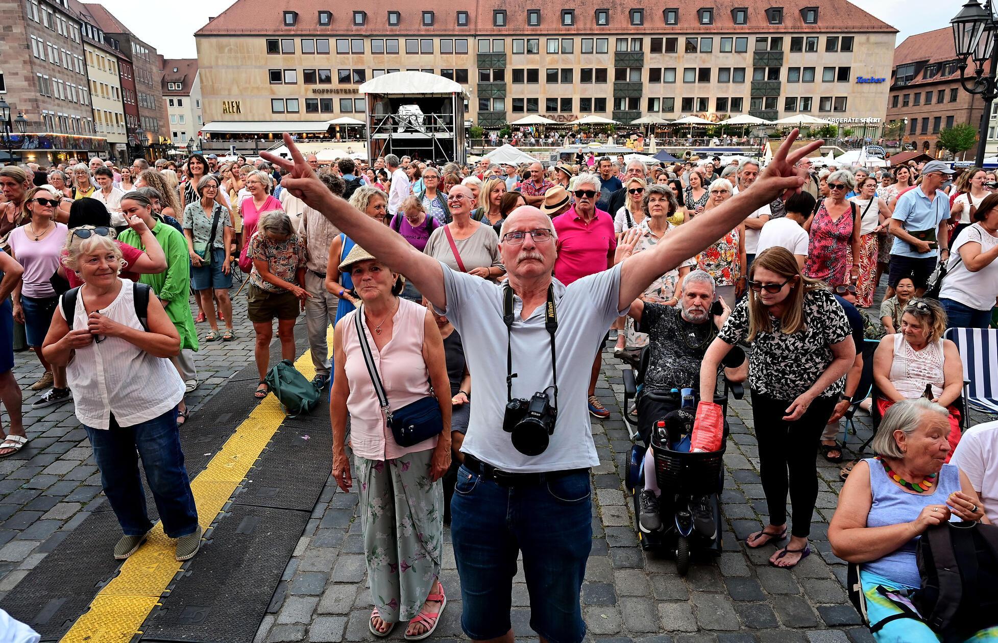 Zum Aufwärmen gab es am Hauptmarkt "Chor2go".