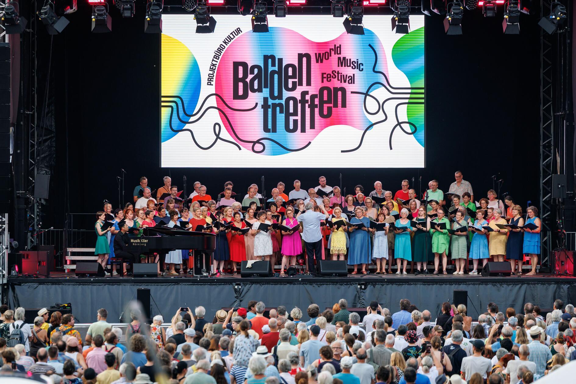 Der Hans-Sachs-Chor trat am Donnerstag ebenfalls auf der Bühne am Hauptmarkt auf.