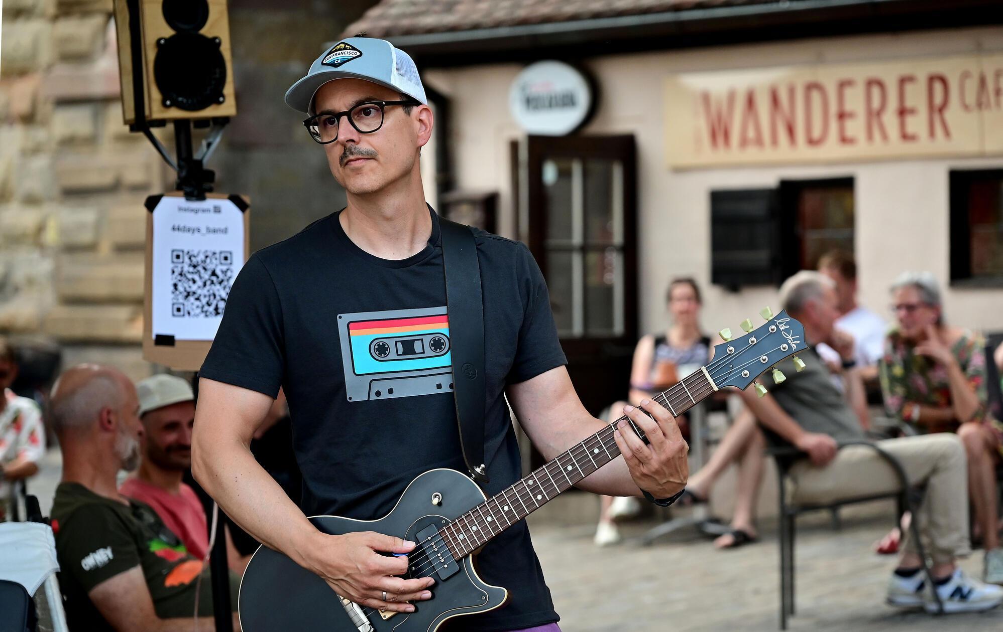 Zahlreiche Straßenmusiker waren ebenfalls schon am Donnerstag in der Stadt zu hören. Hier "44days" auf dem Tiergärtnertorplatz.