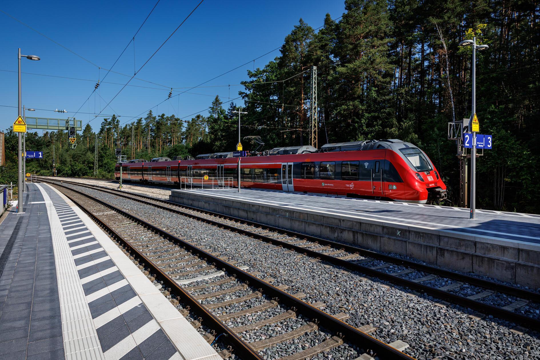 Die S-Bahn zwischen Nürnberg und Neumarkt fährt seit einigen Tagen im Vorlaufbetrieb. Ab Samstag, 1. August, rollen mit dreiwöchiger Verspätung auch die anderen Züge wieder. Die Bahn hat jedoch zunächst längere Fahrzeiten angekündigt, weil diverse Geschwindigkeitsbeschränkungen bestehen. Anschlüsse können nicht garantiert werden.