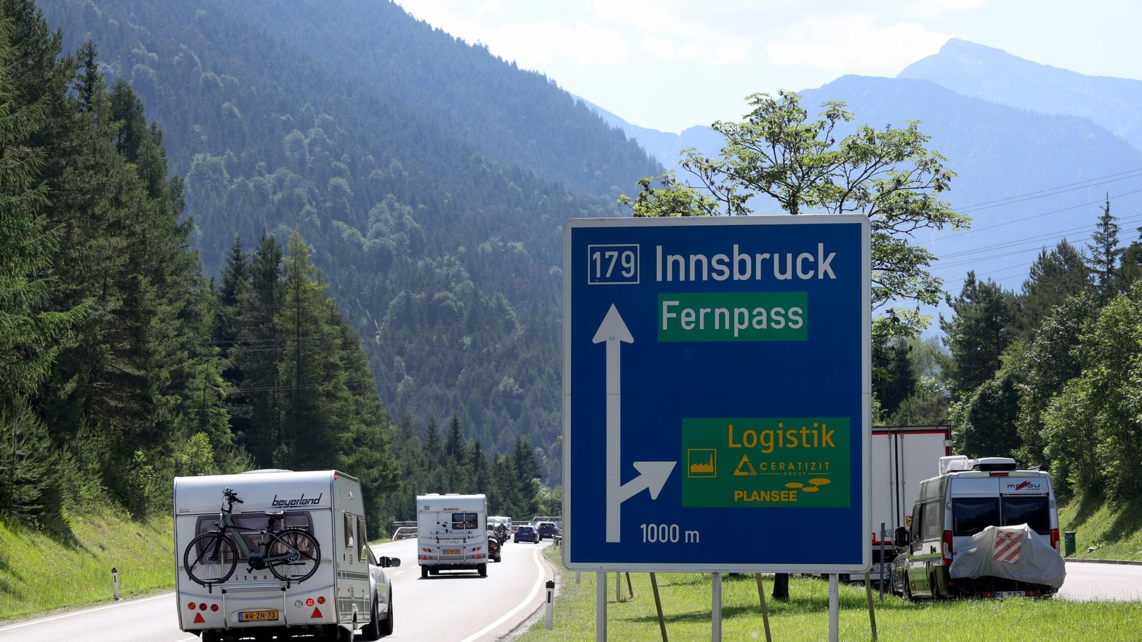 Wohnmobile fahren auf der Fernpassstraße (B 179) a