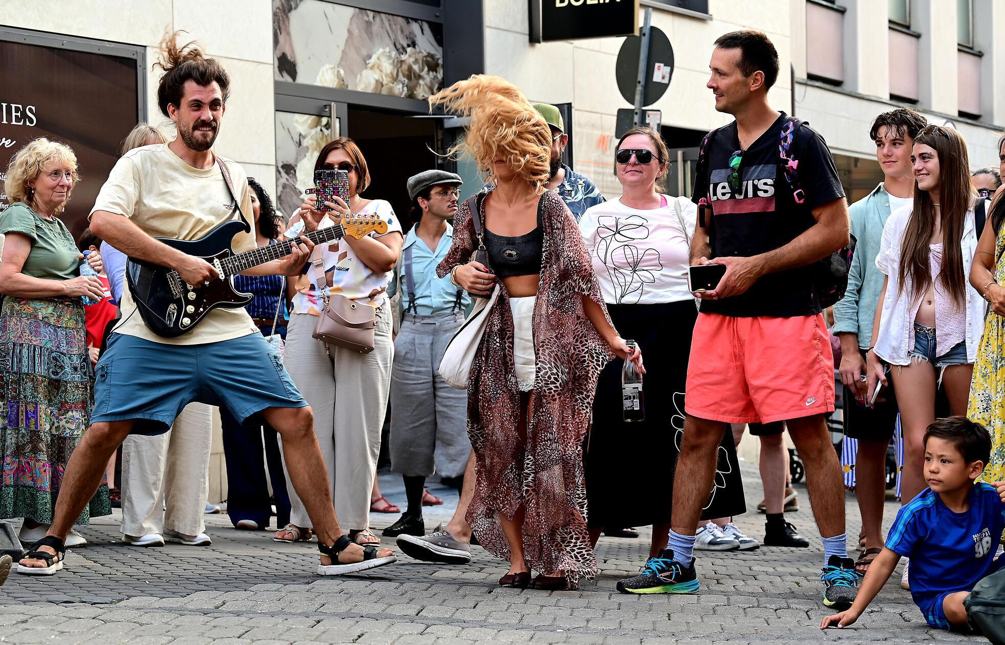 Borja Catanesi rockt die Königstraße....