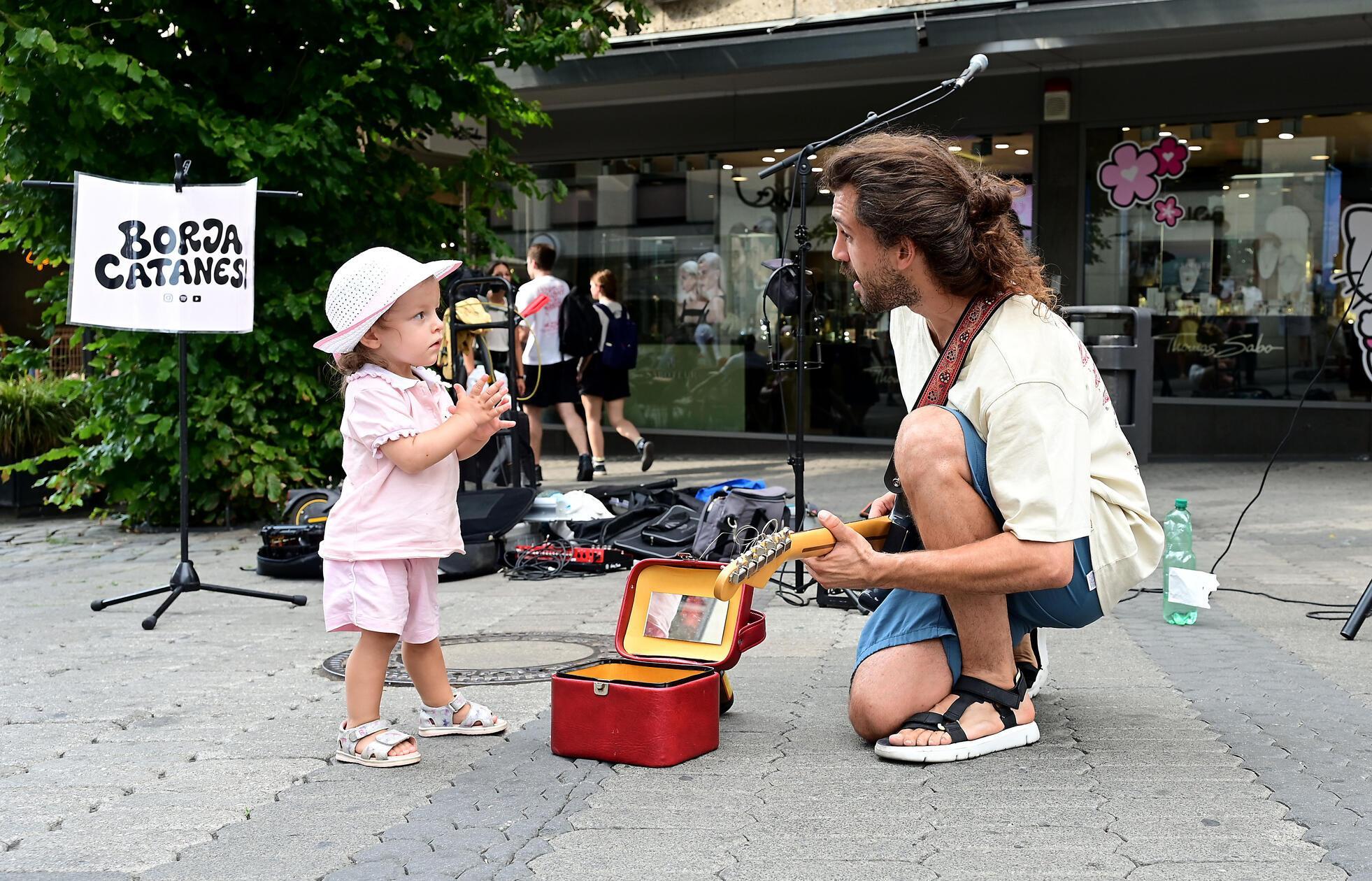 ....und begeistert auch die kleine Sophia.