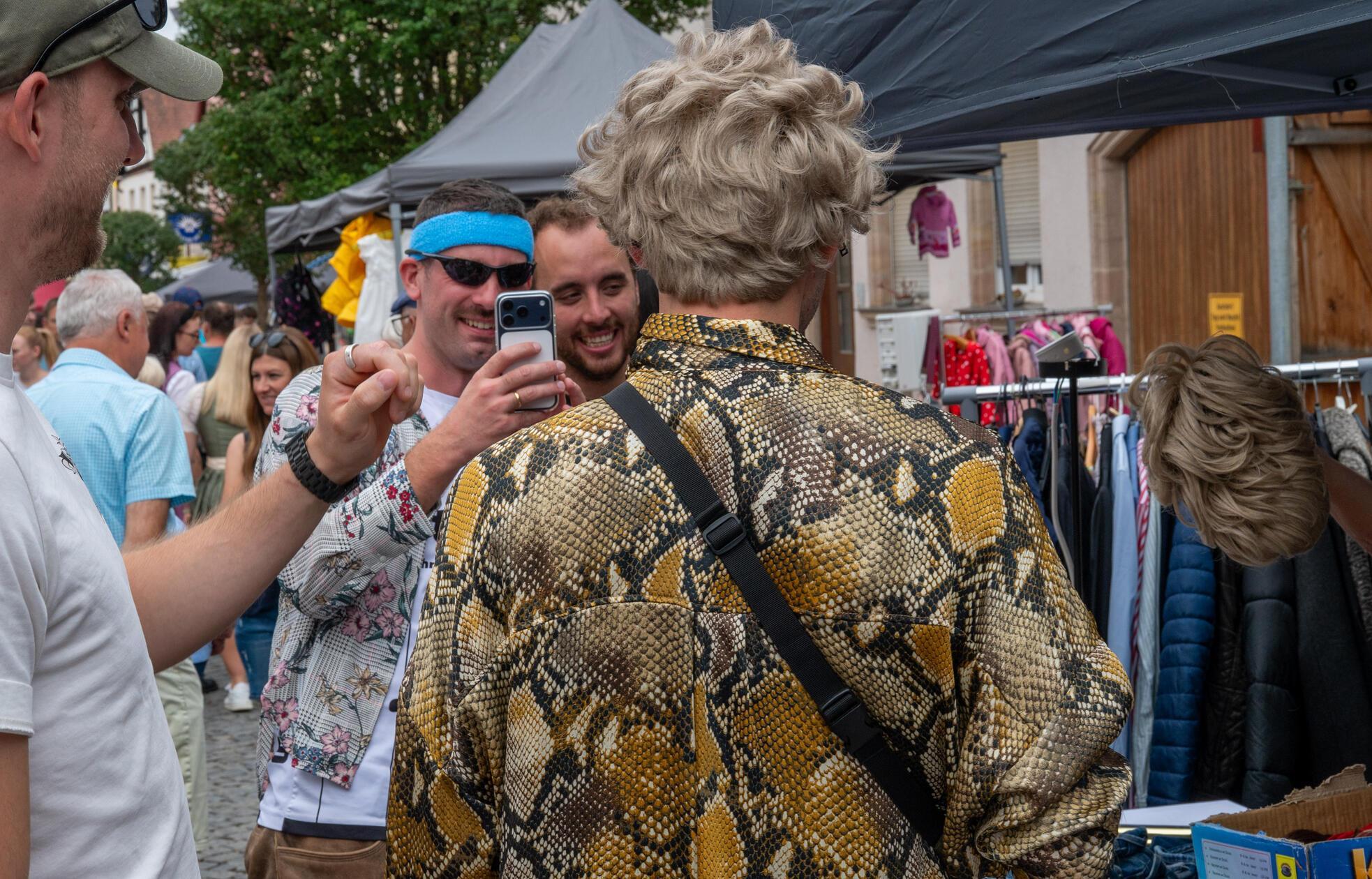 Schlangenmuster statt Streifenshirt: Ein Besucher 