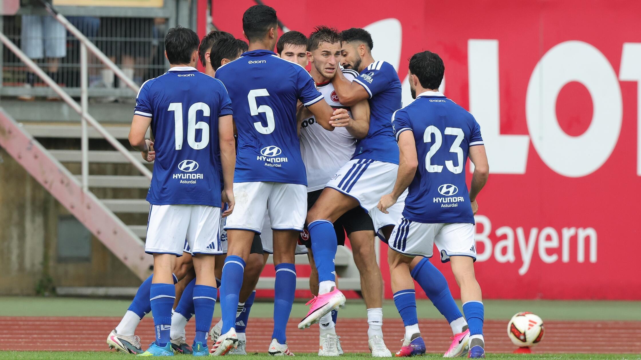 Rudelbildung mit Hitzkopf: Vielleicht, schrieb Adam Markhiev, hatte den Gästen aus Oviedo ja das neue Auswärtstrikot des Clubs so gut gefallen.