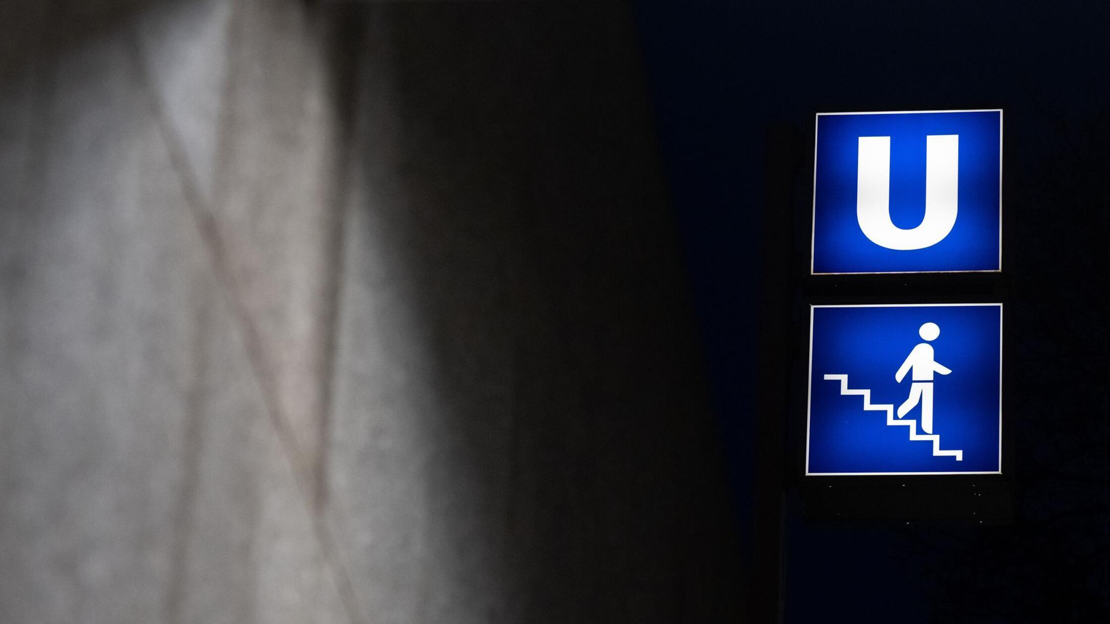 Ein Schild mit dem Piktogramm der U-Bahn steht an 