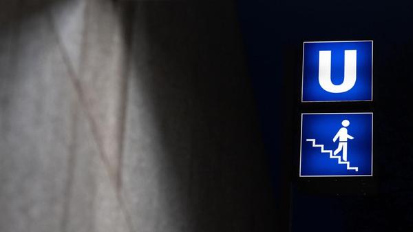 Ein Schild mit dem Piktogramm der U-Bahn steht an