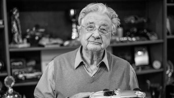 Die Rennfahrer-Ikone <b>Hans Herrmann</b> ist tot. Der frühere Le-Mans-Gesamtsieger starb am Freitag im Alter von 97 Jahren, wie der Autobauer Porsche unter Berufung auf seine Familie mitteilte. Der Rennfahrer gehörte zu den erfolgreichsten deutschen Motorsportlern der Nachkriegszeit. Mit seinem Fahrstil und zahlreichen Podestplätzen prägte er eine ganze Generation deutscher Rennfahrer.