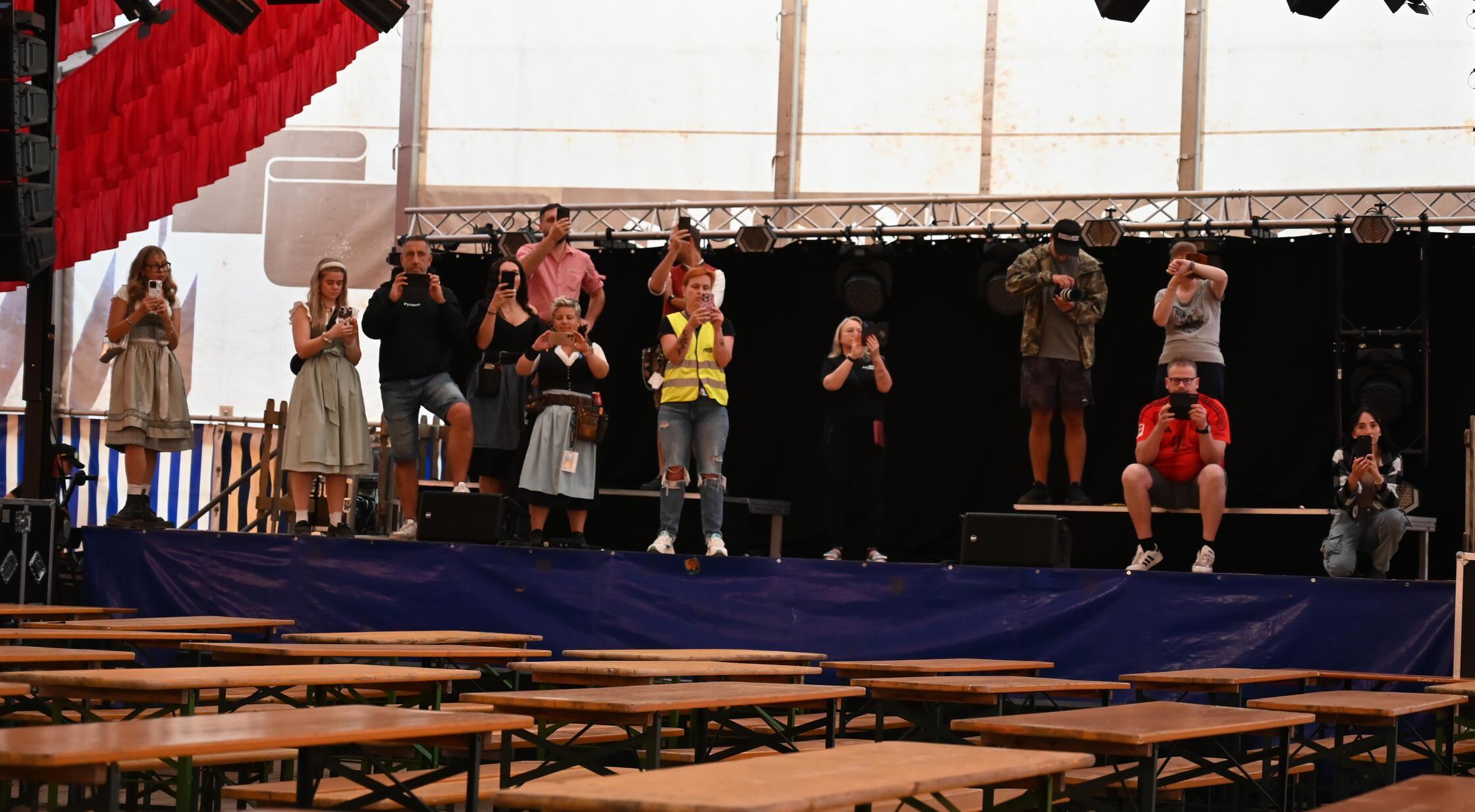 Es war wie immer ein wildes Spektakel, als um sieben Uhr in der Früh das Bierzelt auf dem Hilpoltsteiner Burgfest gestürmt wurde. 