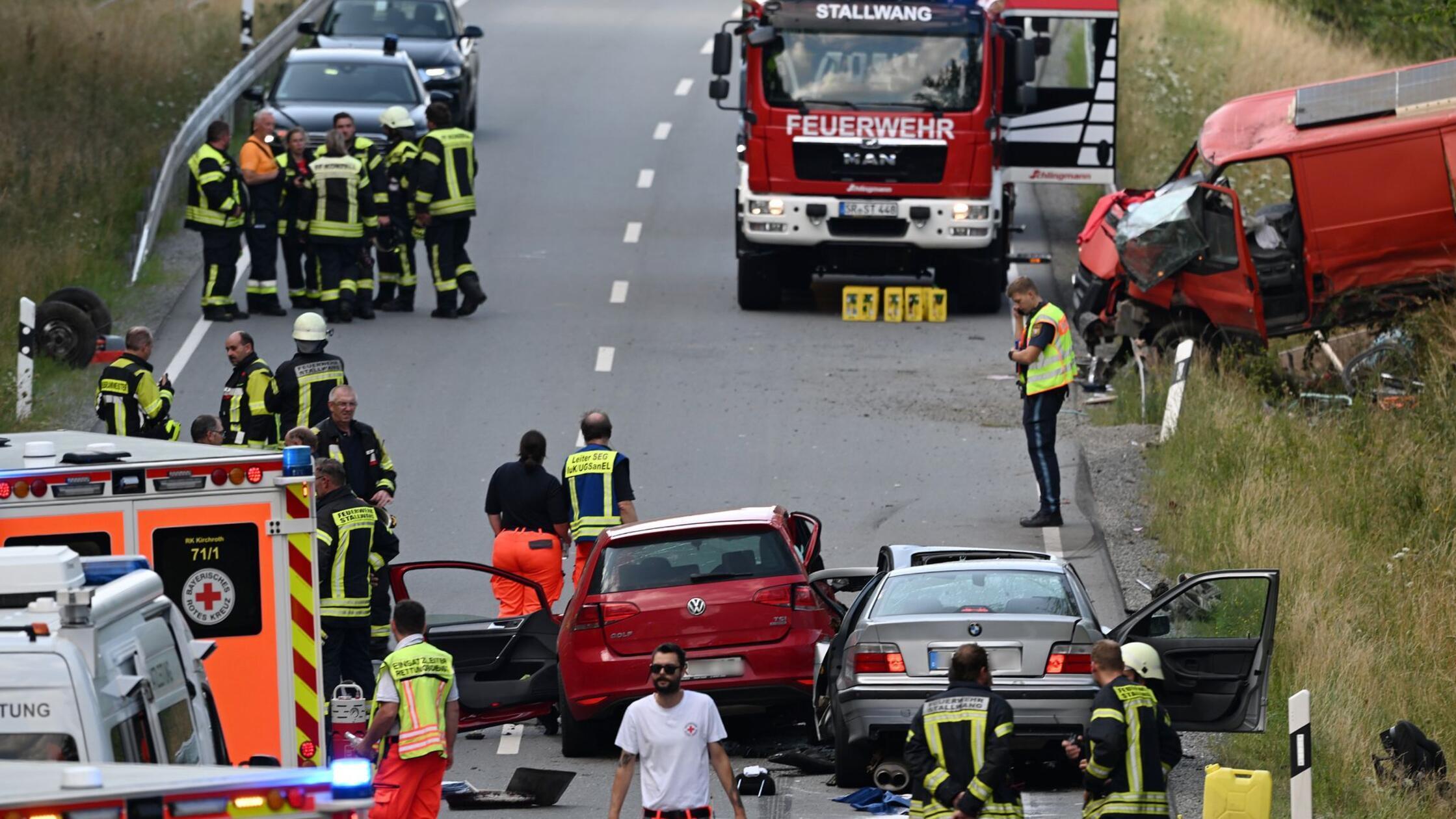 Feuerwehrleute und Rettungskräfte sind nach einem 
