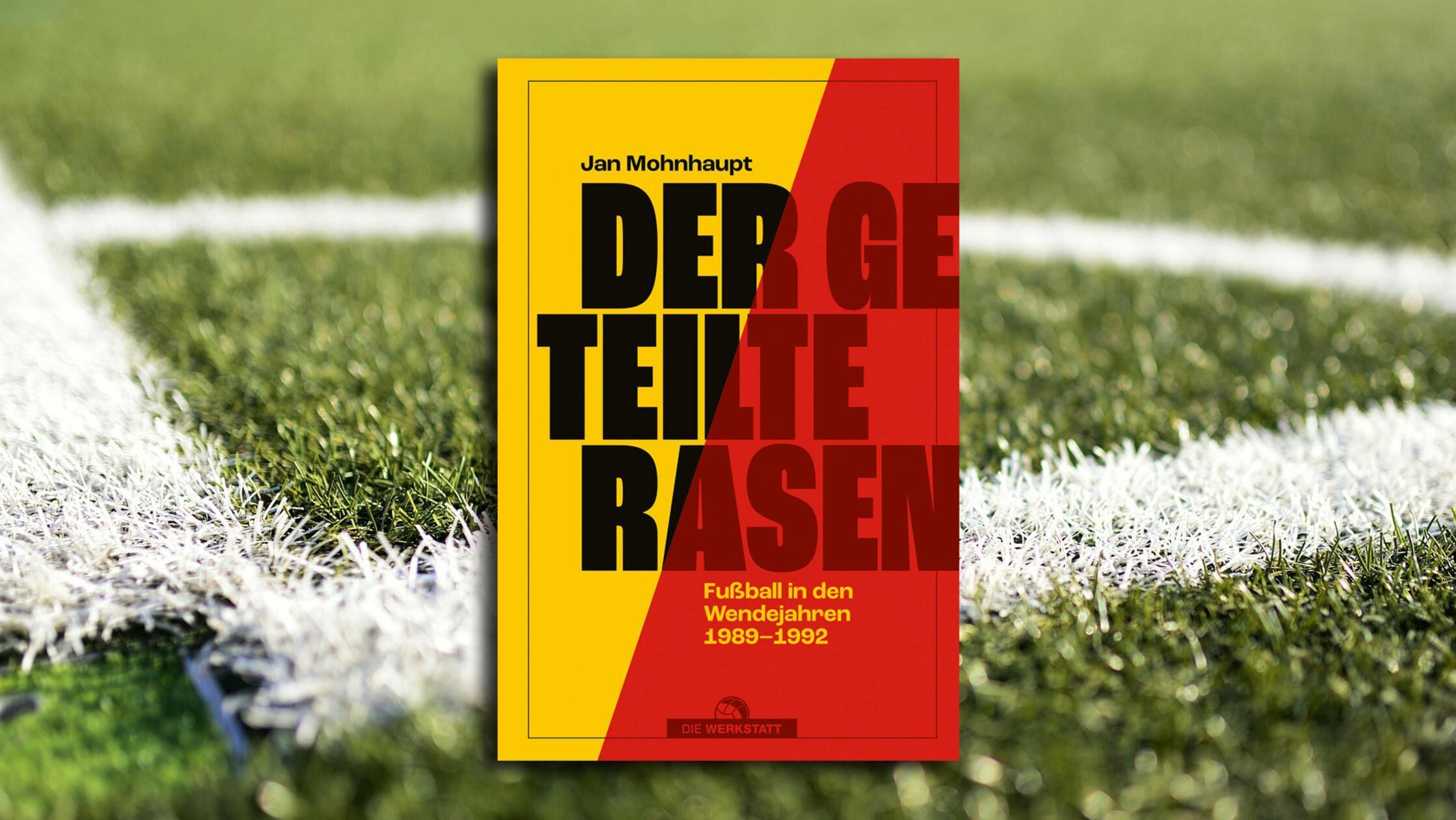 1990 holte sich die BRD den Weltmeistertitel im Fußball. In der Qualifikation hatten sich die Beckenbauer-Schützlinge indes lange schwer getan, während es die untergehende DDR fast geschafft hätte, sich überraschend für das Turnier zu qualifizieren. Daran erinnert Jan Mohnhaupt in seinem Buch "Der geteilte Rasen" über die letzten Jahre des DDR-Fußballs. Er schildert mit Empathie, wie stolzen Klubs aus dem Osten der abrupte Absturz in die Niederungen des Amateurfußballs drohte, weil nur wenige für die beiden westdeutschen Bundesligen zugelassen wurden. Und erzählt auch von hässlichen Begleiterscheinungen wie Rassismus und Gewalt rund um die Stadien... Eine spannende Zeitreise! (Die Werkstatt, 24,90 Euro) Marco Puschner