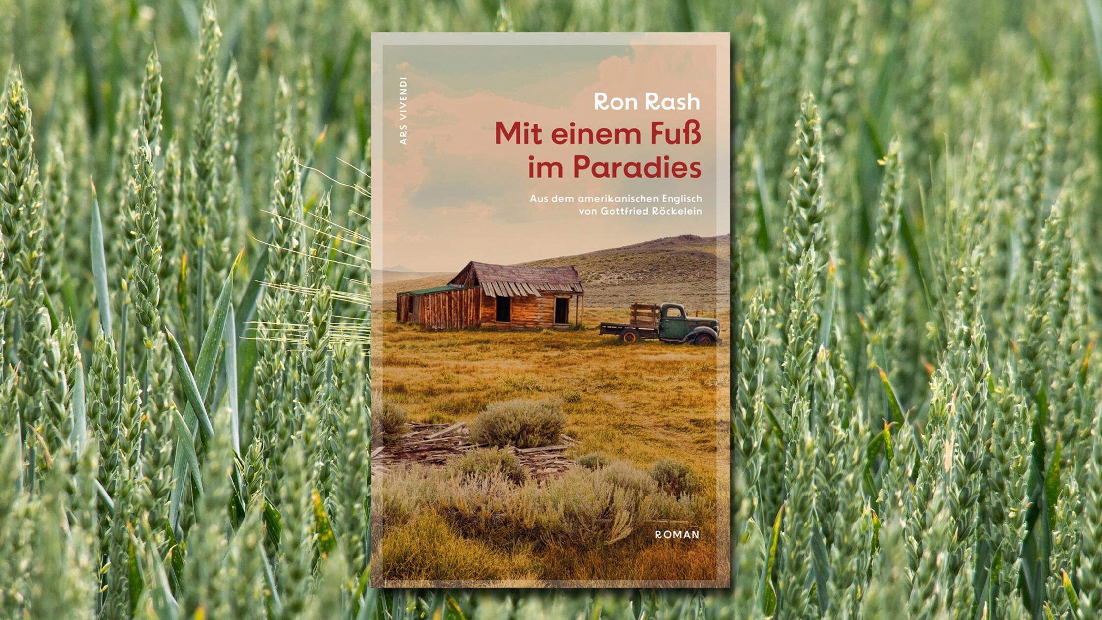 "Mit einem Fuß im Paradies" klingt nach einem verheißungsvollen Versprechen, doch entführt der Roman von Ron Rash in ein ländliches, von Dürre geplagtes Amerika der 1950er, das vor dem Umbruch steht. Der ortsbekannte Schläger Holland Winchester wird vermisst, seine Mutter macht sich große Sorgen, dass er ermordet wurde – und Sheriff Will Alexander hat schon früh einen Verdacht. Doch was passiert, wenn der Täter davonkommt? Aus fünf Perspektiven, aus fünf verschiedenen Sichtweisen wird eine eigentümliche Geschichte von Schuld und Schweigen erzählt. Großartige Literatur, die süchtig macht: Wer sich auf die dunkle Geschichte einlässt, der wird mit einem Pageturner belohnt. Absolute Leseempfehlung! (Ars Vivendi, 24 Euro) Sabine Ebinger 