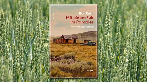 "Mit einem Fuß im Paradies" klingt nach einem verheißungsvollen Versprechen, doch entführt der Roman von Ron Rash in ein ländliches, von Dürre geplagtes Amerika der 1950er, das vor dem Umbruch steht. Der ortsbekannte Schläger Holland Winchester wird vermisst, seine Mutter macht sich große Sorgen, dass er ermordet wurde – und Sheriff Will Alexander hat schon früh einen Verdacht. Doch was passiert, wenn der Täter davonkommt? Aus fünf Perspektiven, aus fünf verschiedenen Sichtweisen wird eine eigentümliche Geschichte von Schuld und Schweigen erzählt. Großartige Literatur, die süchtig macht: Wer sich auf die dunkle Geschichte einlässt, der wird mit einem Pageturner belohnt. Absolute Leseempfehlung! (Ars Vivendi, 24 Euro) Sabine Ebinger