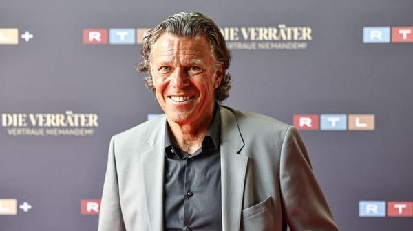 Urs Meier steht bei der Kino-Premiere der 4. Staff