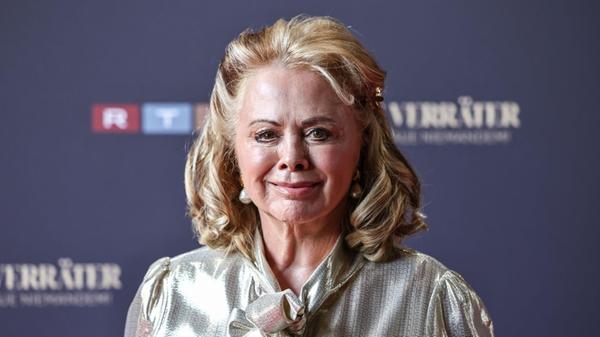 Marijke Amado steht bei der Kino-Premiere der 4. S