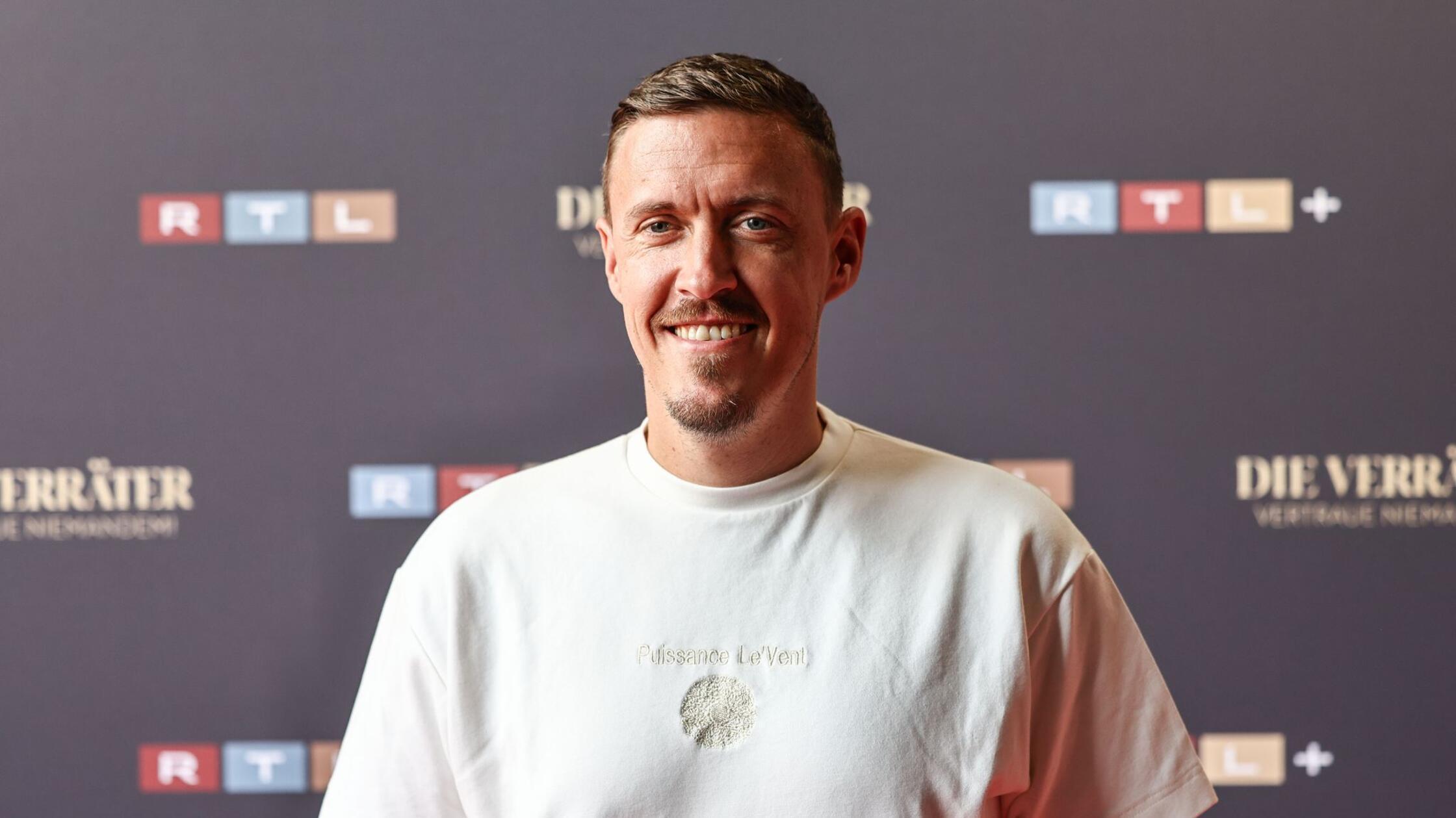 Max Kruse steht bei der Kino-Premiere der 4. Staff