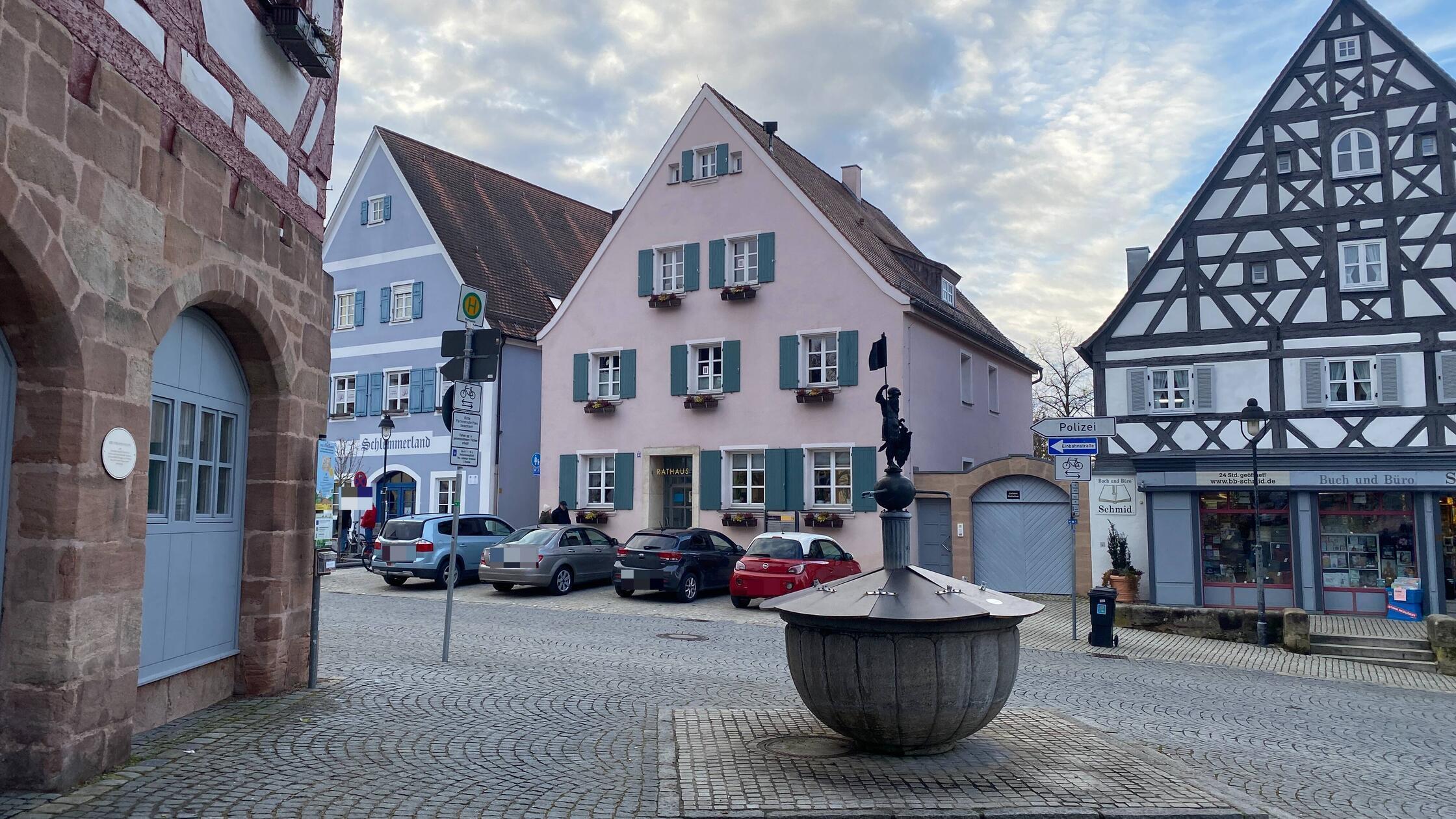 Symbolbild Hilpoltstein Markplatz Brunnen Rathaus