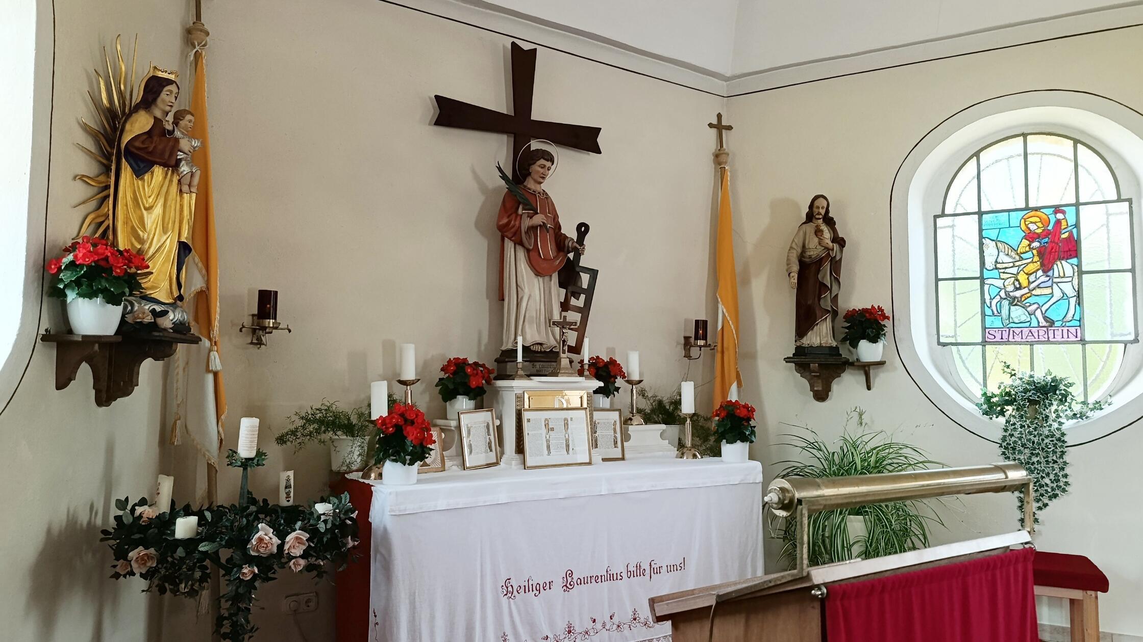Die Heiligenfiguren und die Glasfenster wurden von