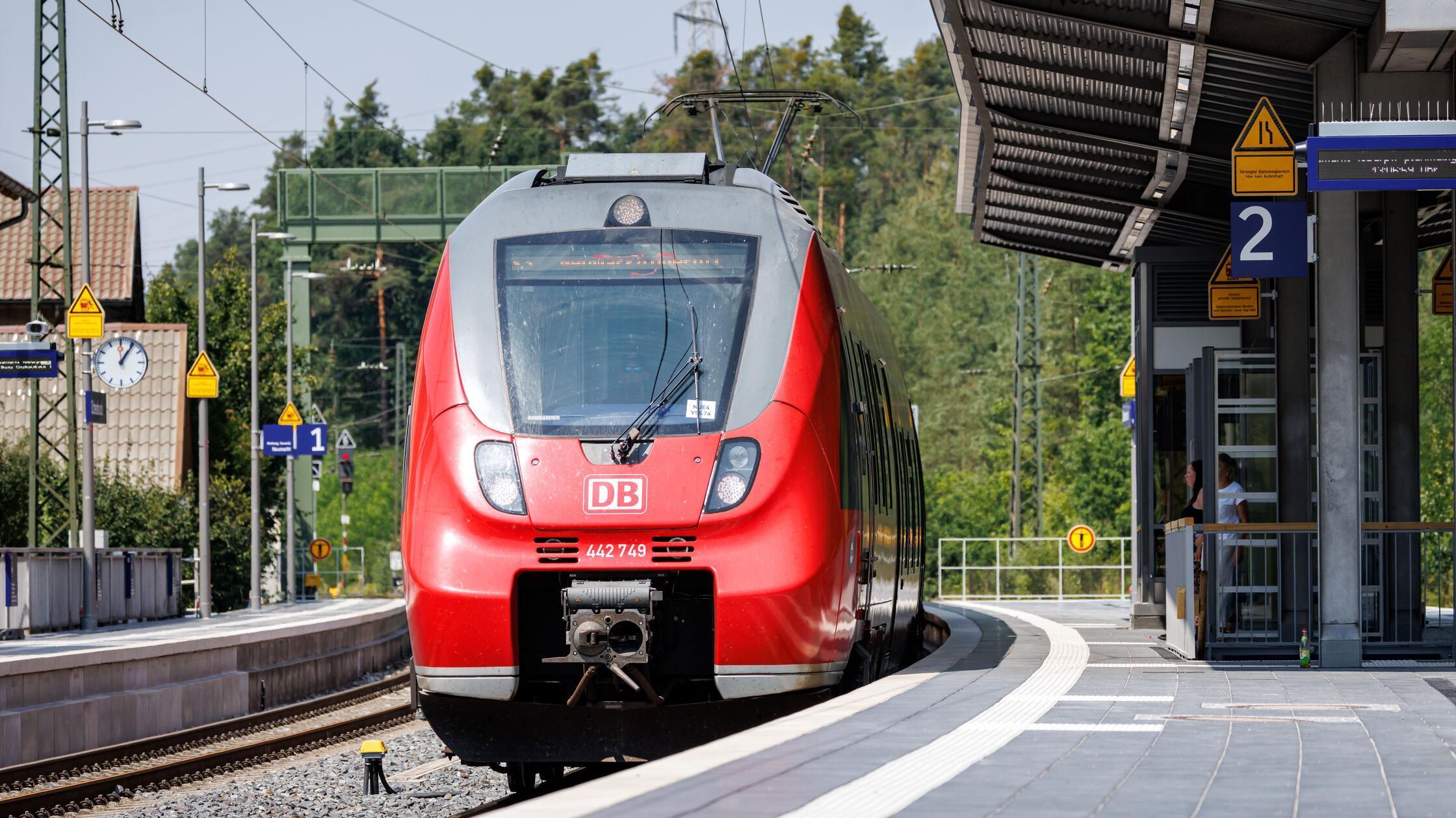 31.07.2026, Bayern, Schwarzenbruck: Eine S-Bahn fä