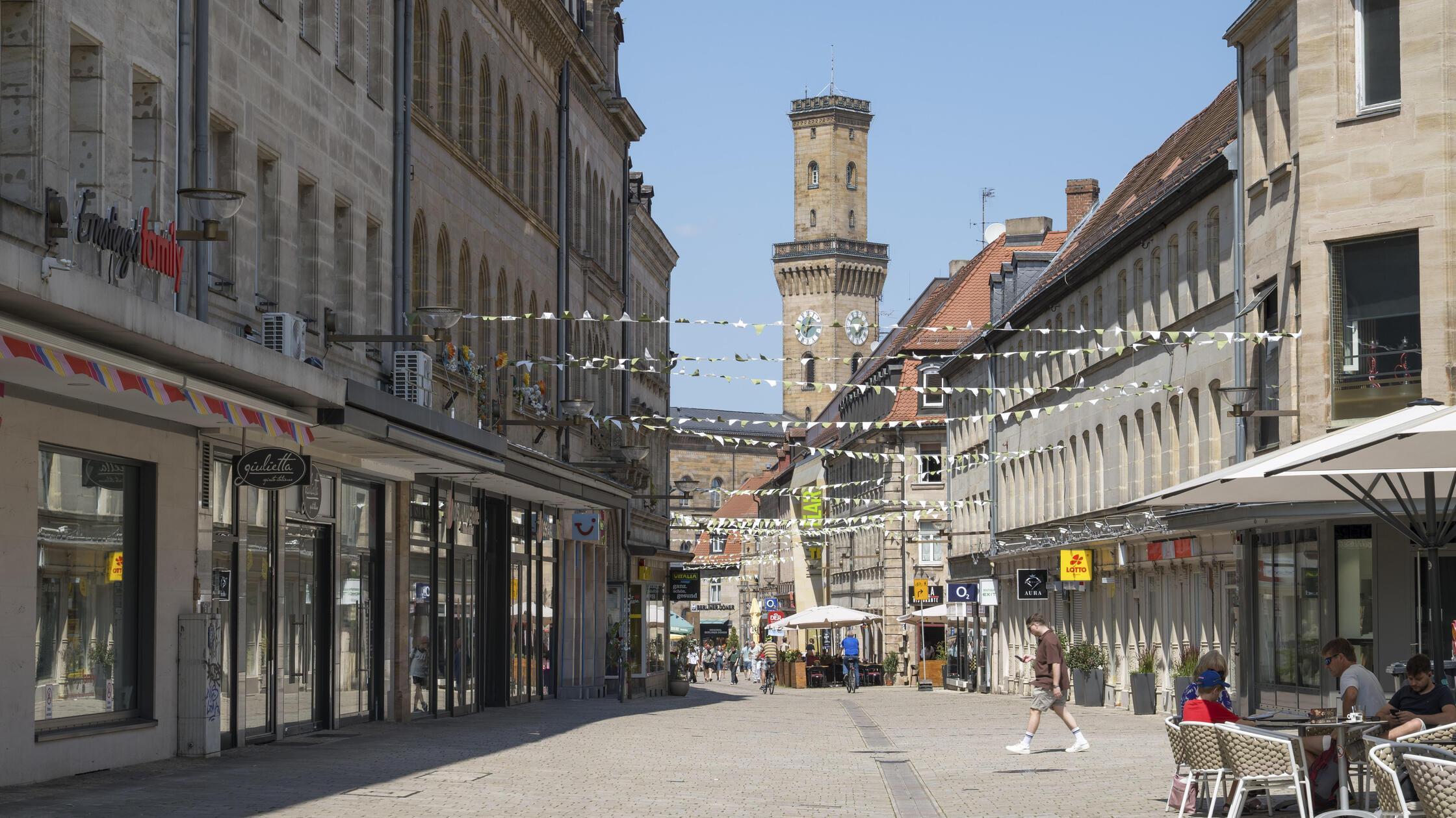 Fußgängerzone mit Rathausturm, Innenstadt, Fürth, 