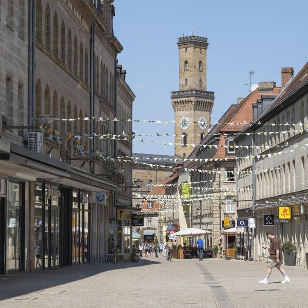 Fußgängerzone mit Rathausturm, Innenstadt, Fürth,