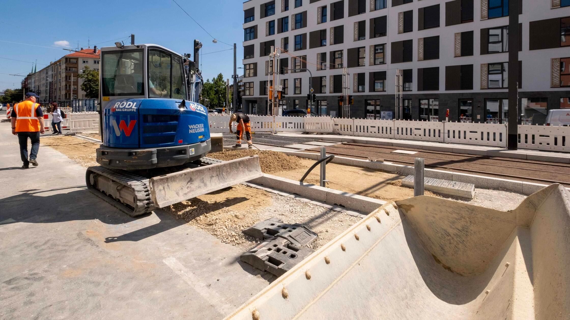 Noch braucht es ein wenig Vorstellungskraft. Doch in wenigen Monaten sollen in der Bayreuther Straße wieder die Straßenbahnen fahren. Hier laufen die Arbeiten zur Verlängerung der Linie 7.