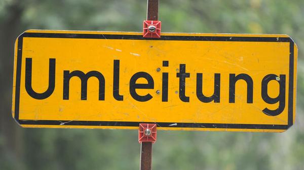 Ein Umleitungsschild. (zu dpa: «Fürther Brücke wir