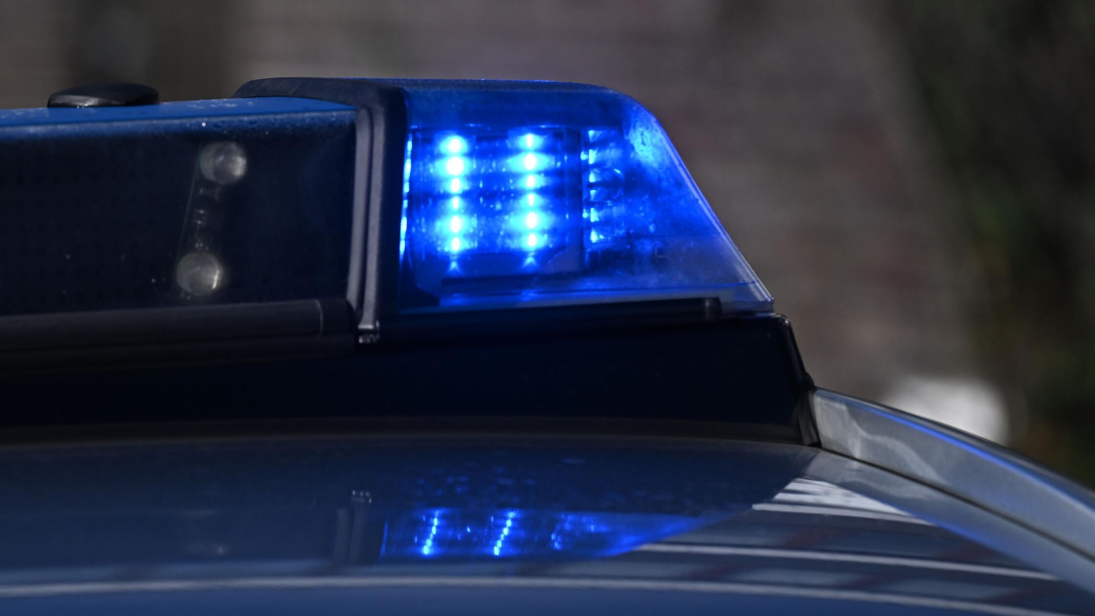Ein Blaulicht auf einem Polizeifahrzeug. (zu dpa: 