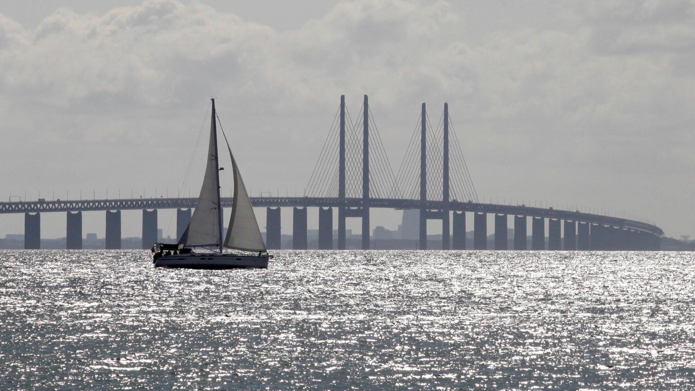 ARCHIV - 18.06.2025, Dänemark, Dragør: Ein Segelbo