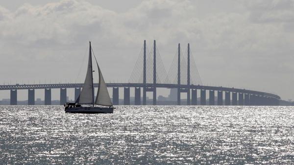 ARCHIV - 18.06.2025, Dänemark, Dragør: Ein Segelbo