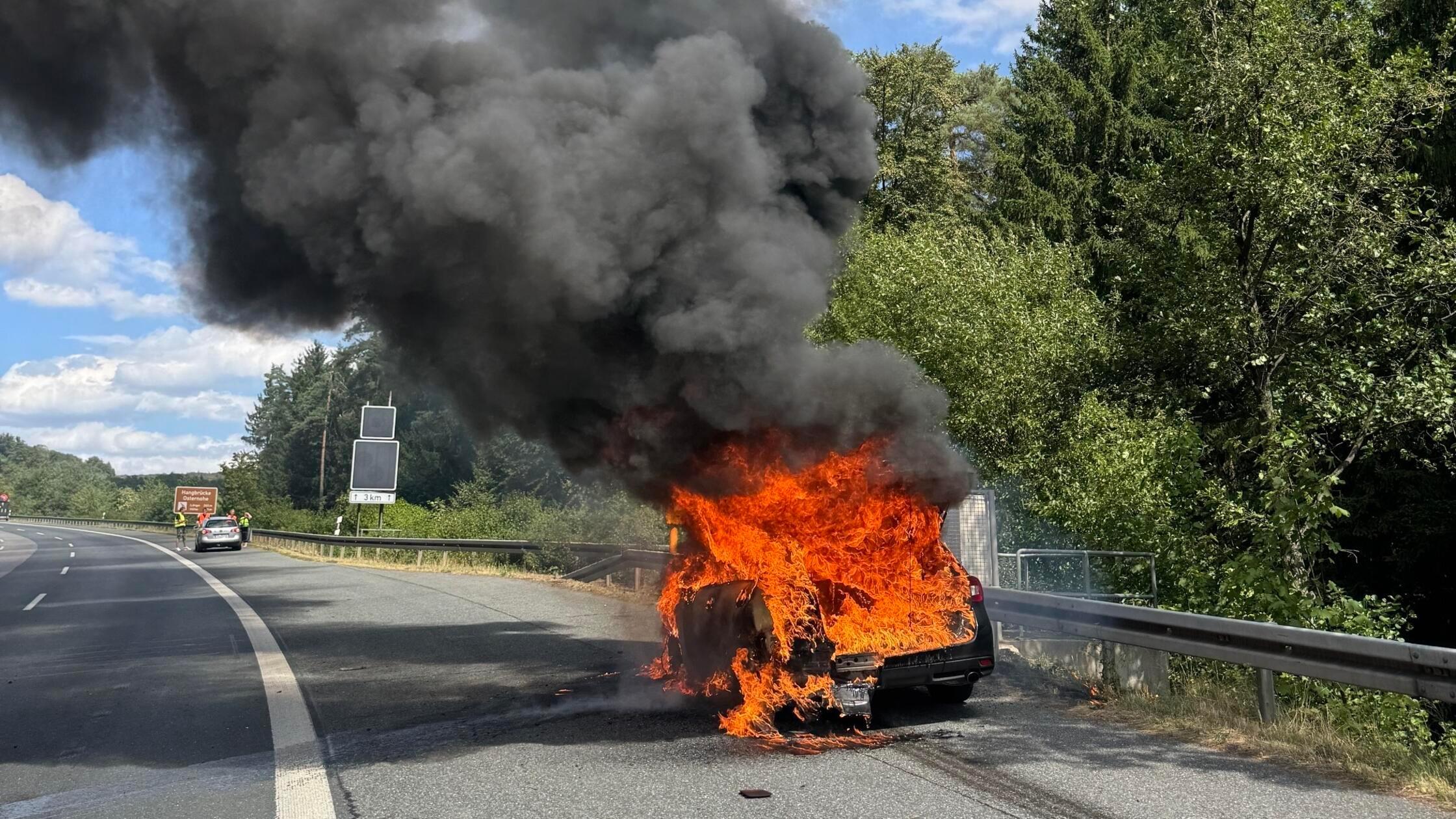 Pkw-Brand auf A9 bei Schnaittach: Familie rettet sich rechtzeitig aus ...