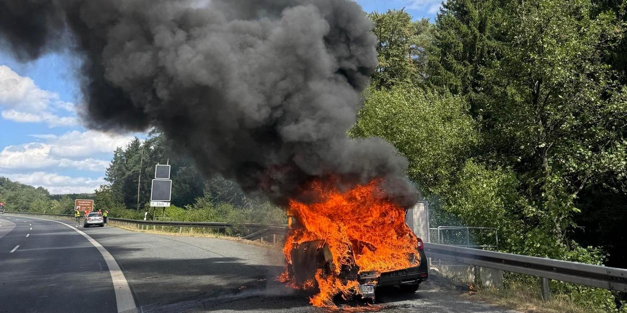 Pkw-Brand auf A9 bei Schnaittach: Familie rettet sich rechtzeitig aus ...