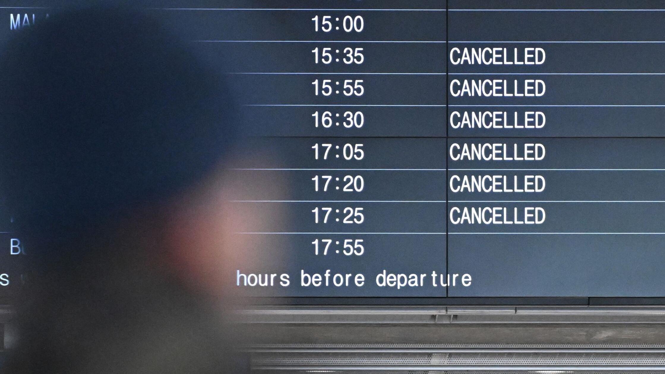 Auf einer Anzeigetafel auf dem Flughafen Stuttgart