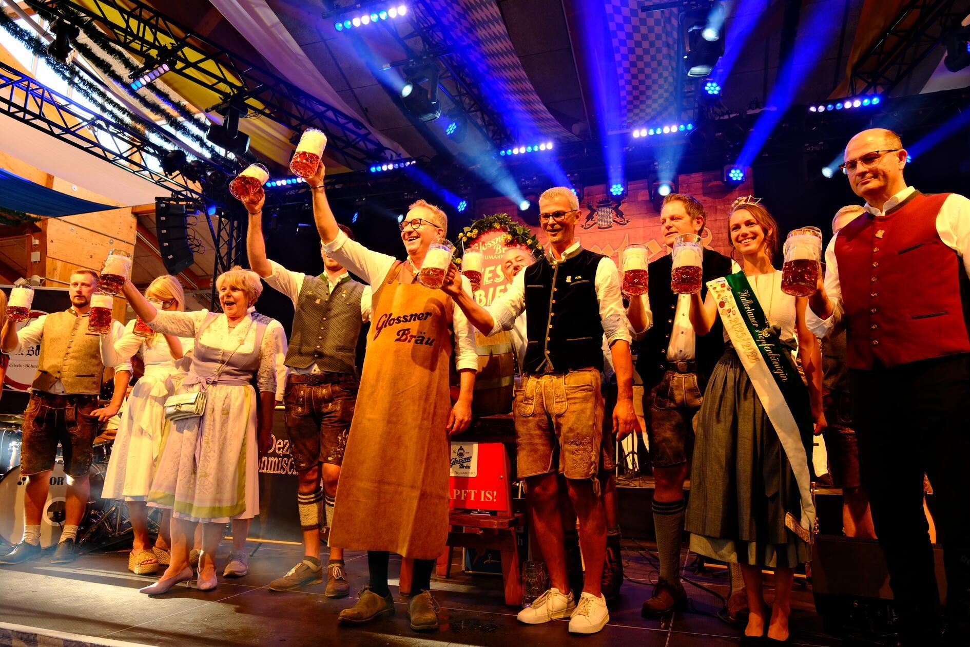 Mit Musik, Festbier und einem Zug zum Festgelände begann das Jura-Volksfest in Neumarkt. 