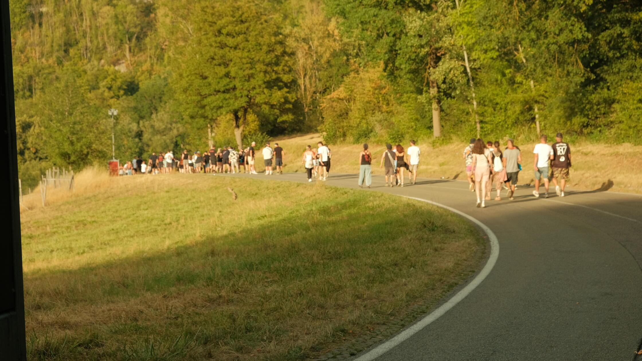 Tausende Fans pilgern vom Campingplatz "Berg" zu den Bühnen im idyllischen Taubertal.