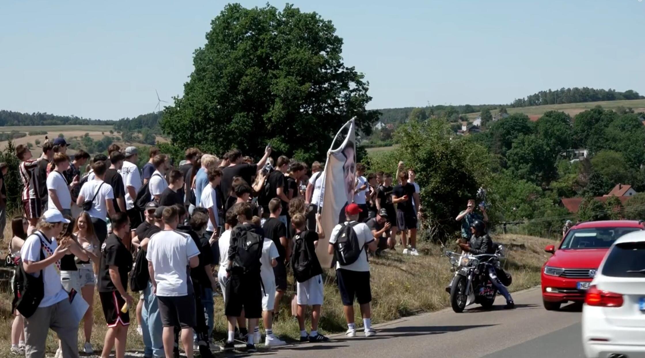 Die Polizei hält am Samstag (08.08.2026) im mittel