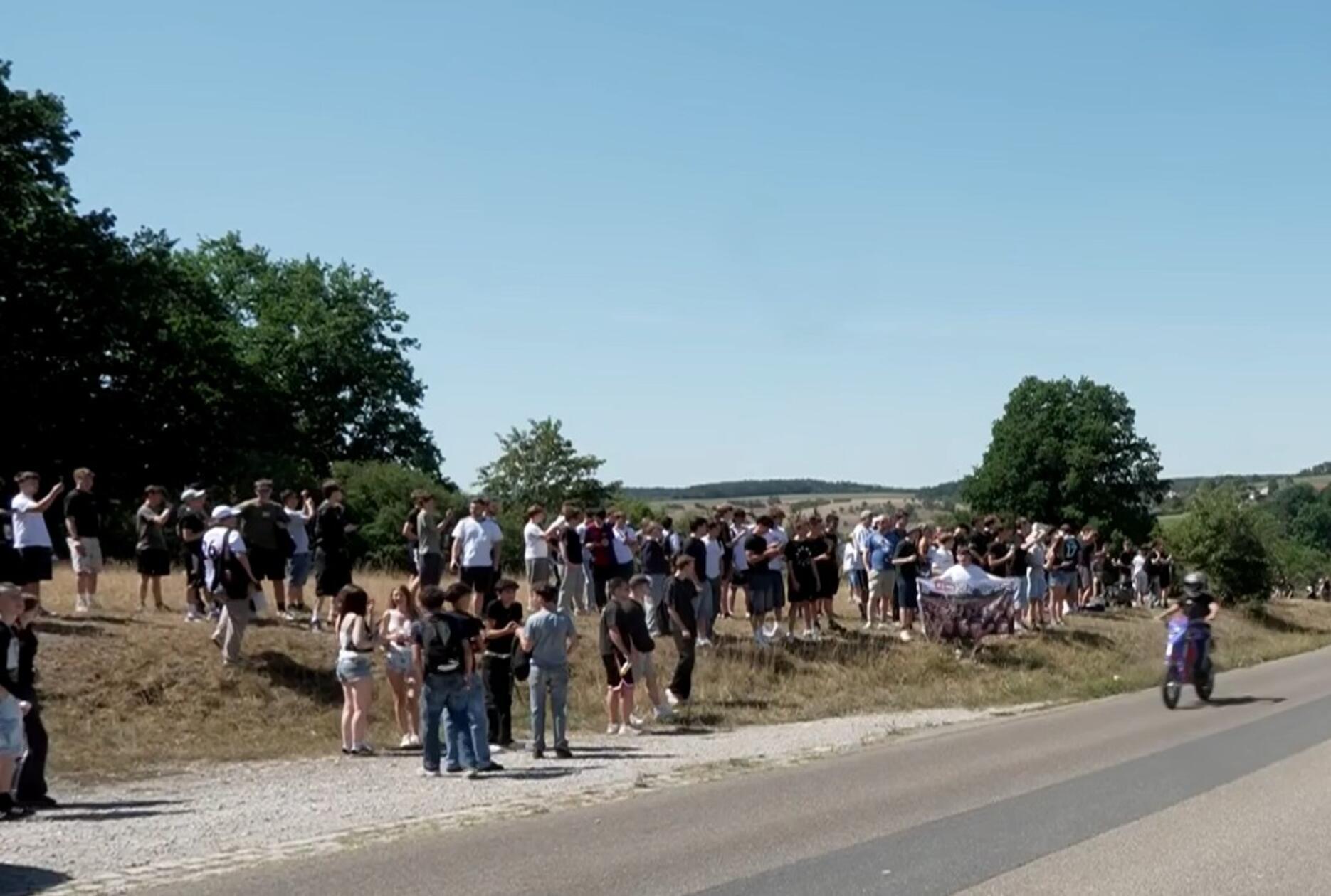 Obwohl es das Anwesen des inzwischen 37-jährigen Drachenlords, der mit bürgerlichem Namen Rainer Winkler heißt, nicht mehr gibt, pilgern Menschen regelmäßig in das Dorf.