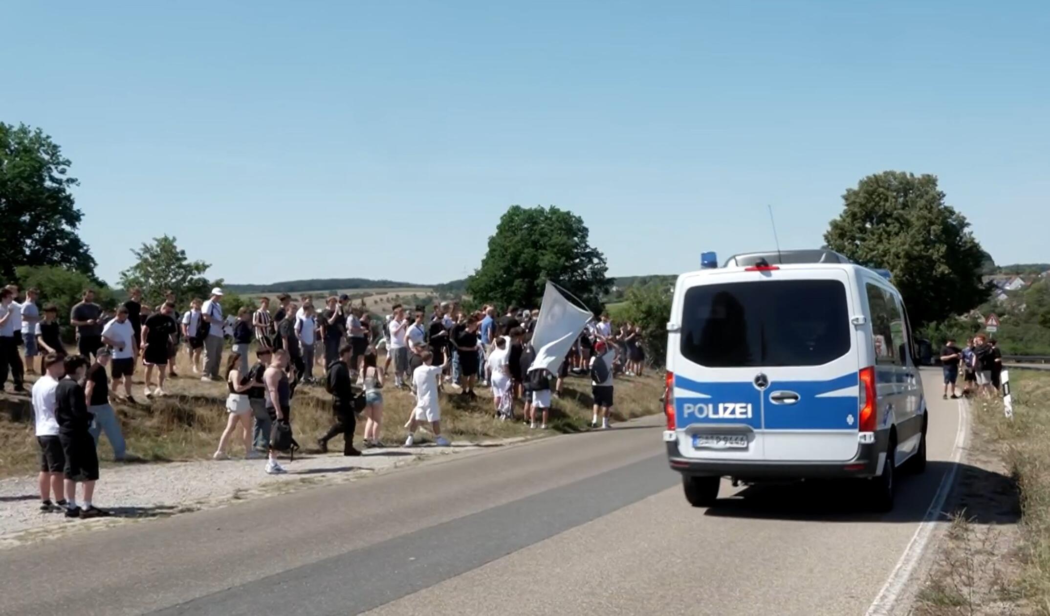 Am Samstag, 8. August, musste die Polizei daher erneut zu einem Großeinsatz ausrücken. 