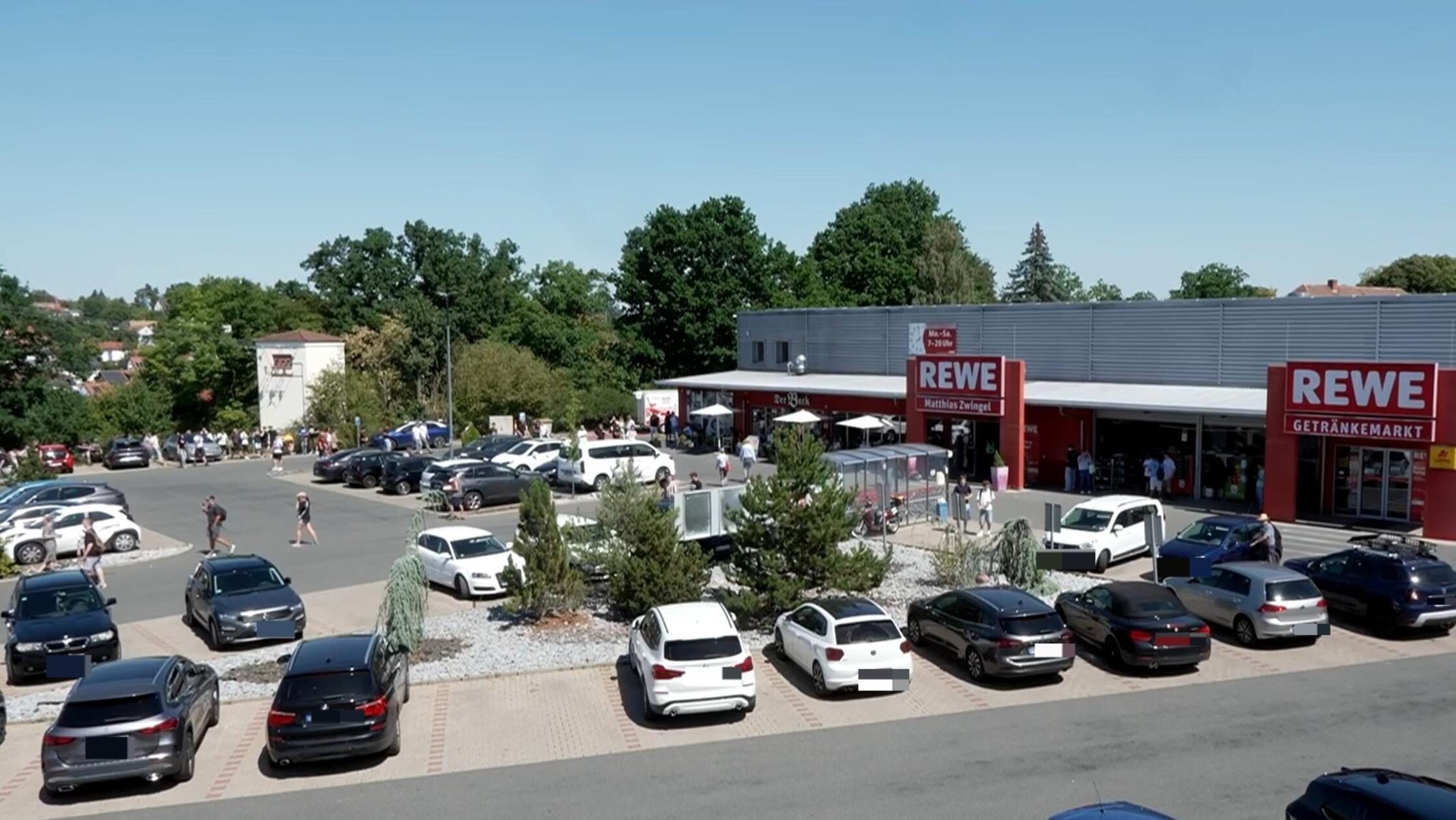 Auf dem Parkplatz des Rewe-Marktes am Ortsausgang von Emskirchen versammelten sich die Menschen demnach. 