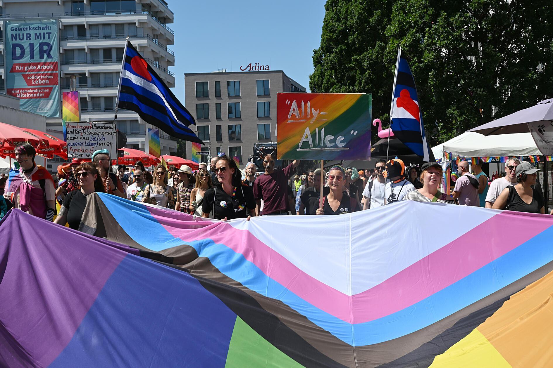 Mit Pride-Flaggen und bunten Schildern zog die Menge durch die Nürnberger Innenstadt.