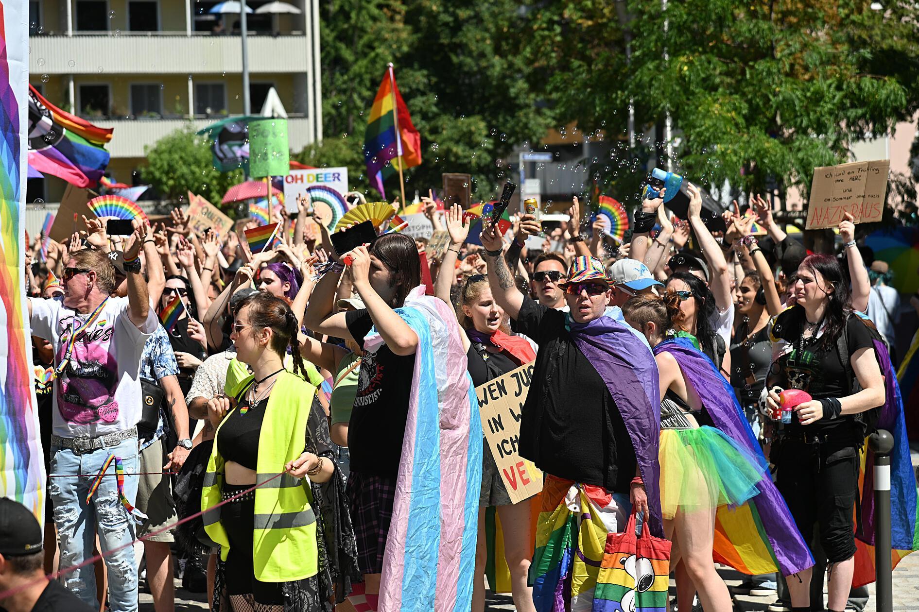 Los ging die Demo um 11.30 Uhr am Prinzregentenufer. Mehr als 60 Gruppen waren dabei -darunter Unternehmen, Vereine und politische Parteien, aber auch zahlreiche Einzelpersonen aus der LGBTQIA+-Community.