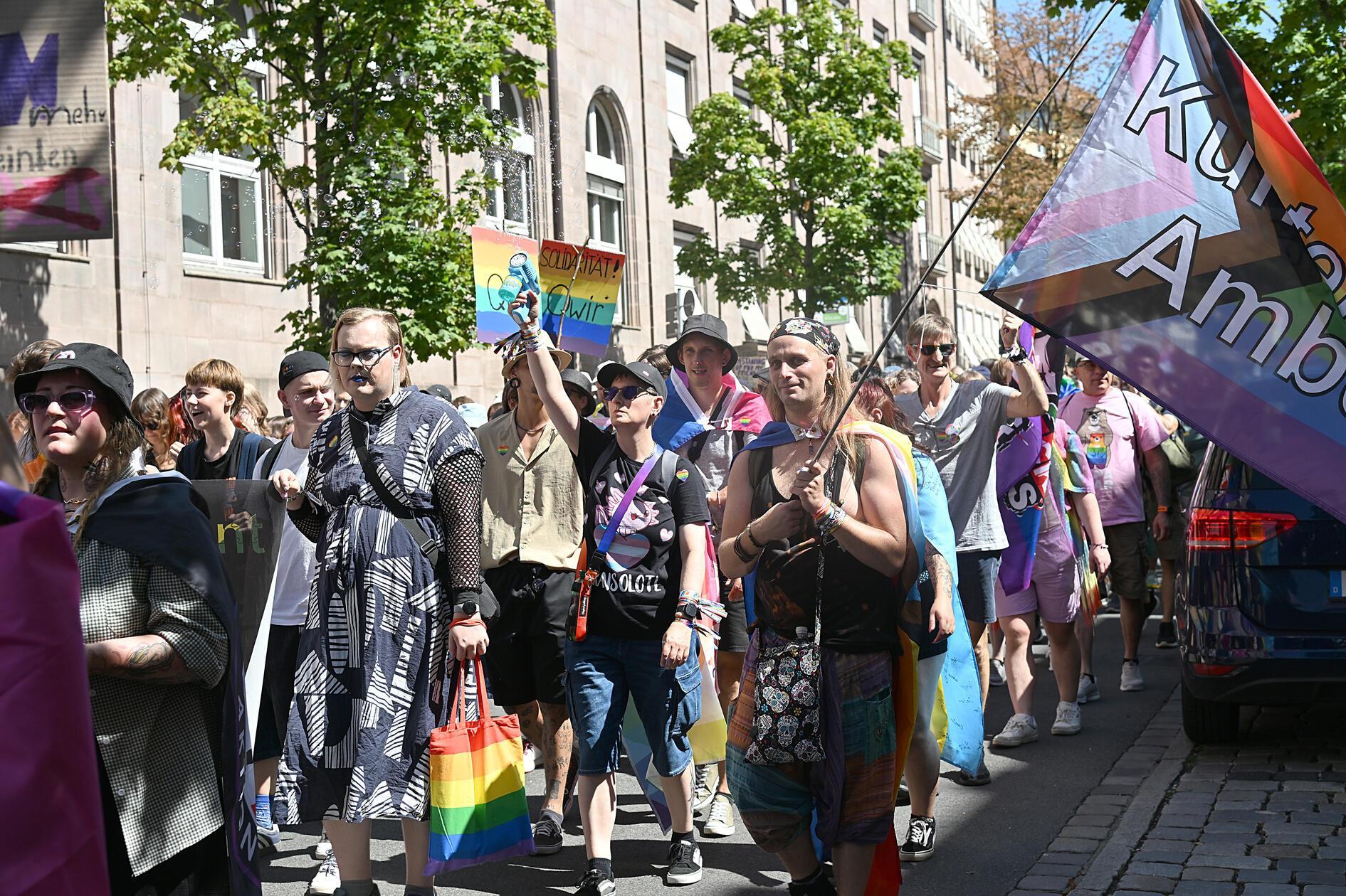 Damit wollten die Veranstalter auch ein Zeichen gegen den zunehmenden Rechtsruck und queerfeindliche Übergriffe setzen.