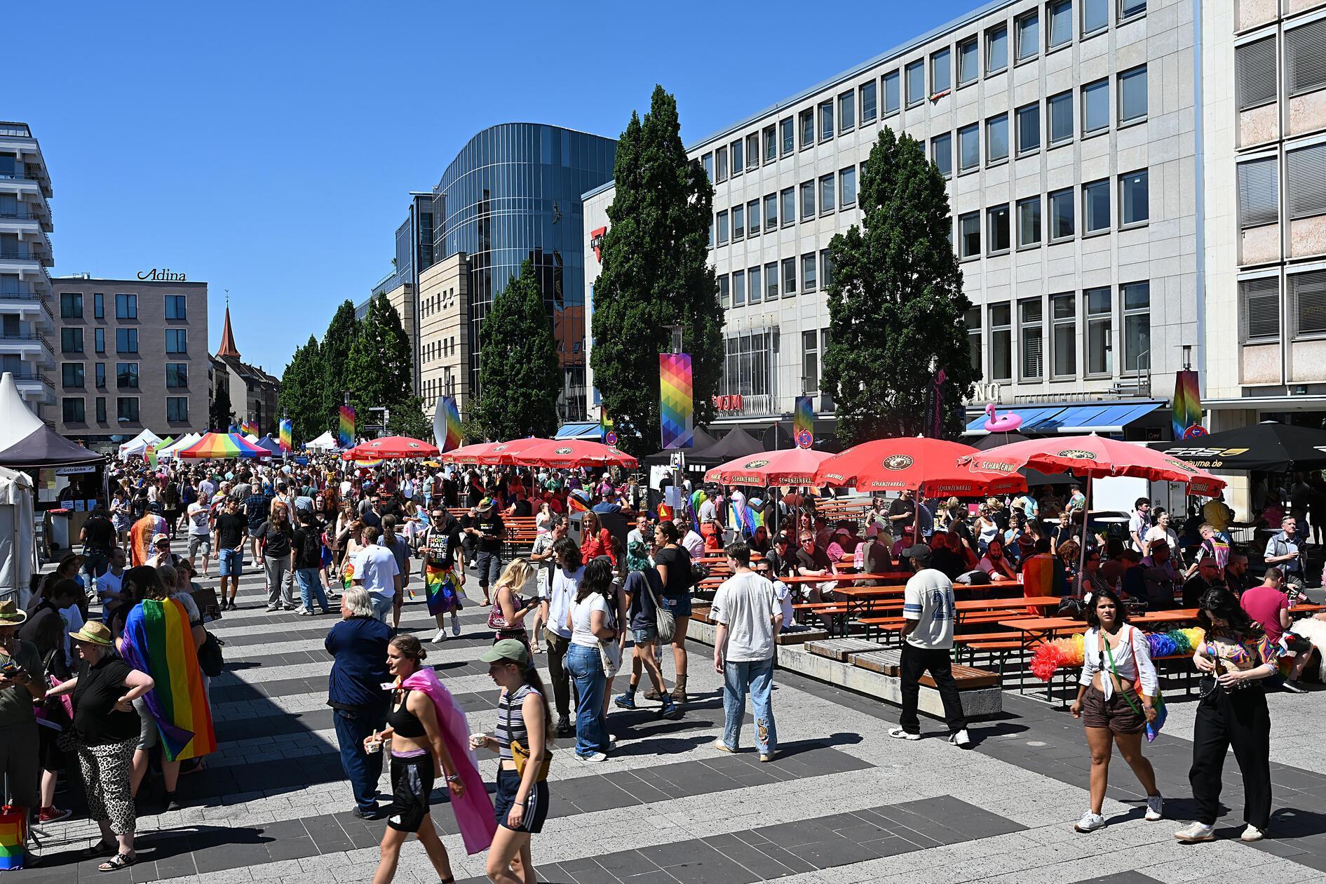 Gegen 14 Uhr erreichte die Parade den Kornmarkt. Dort ging der CSD mit einem großen Straßenfest weiter.