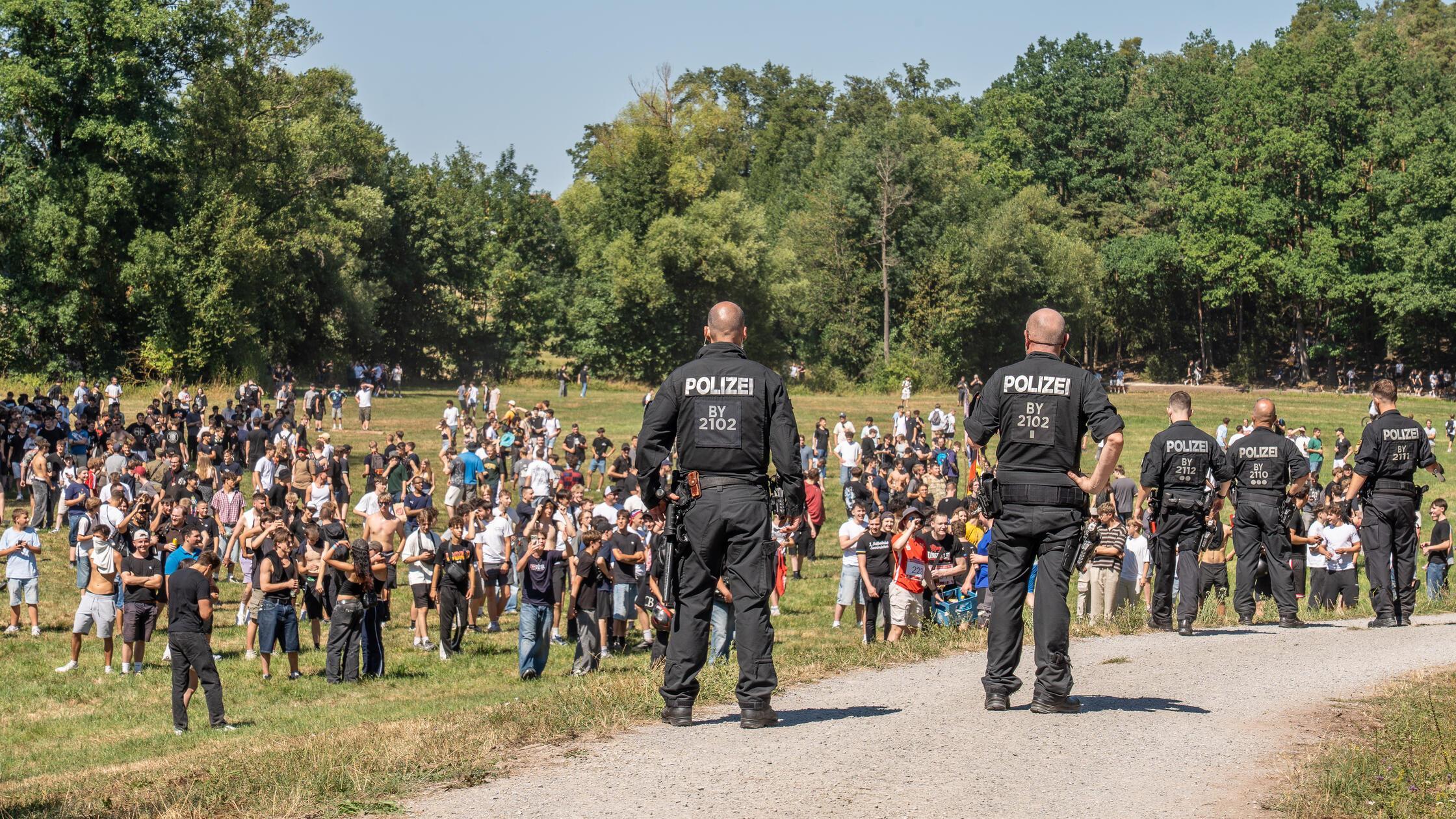 Die Polizei hält am Samstag (08.08.2026) im mittel