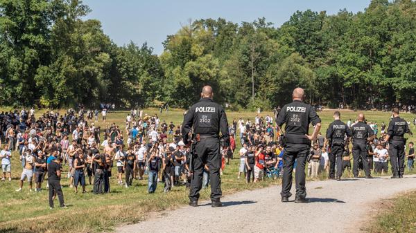 Die Polizei hält am Samstag (08.08.2026) im mittel