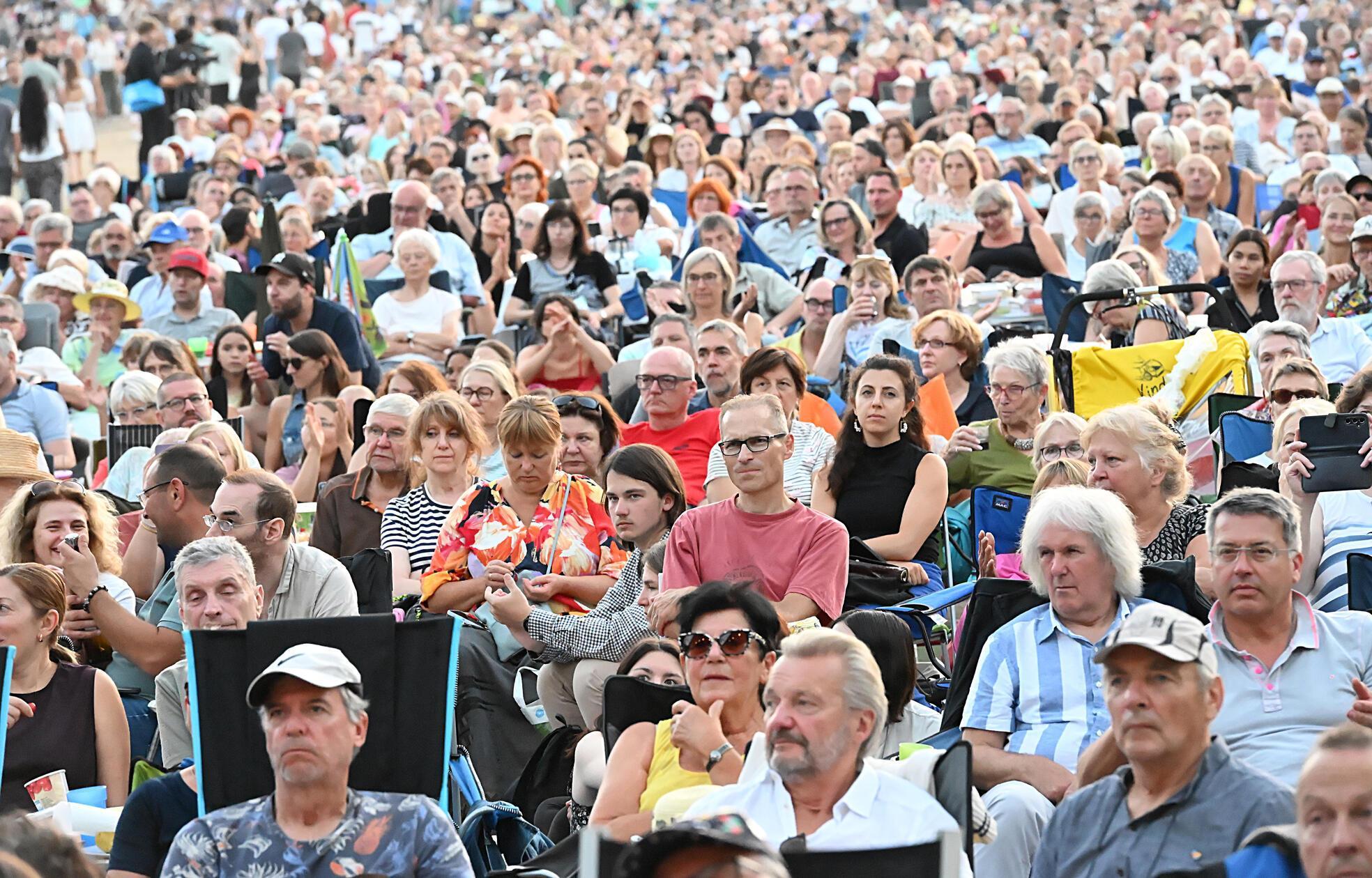 Bei bestem Wetter kamen zahlreiche Besucherinnen und Besucher, um klassische Musik unter freiem Himmel zu genießen.